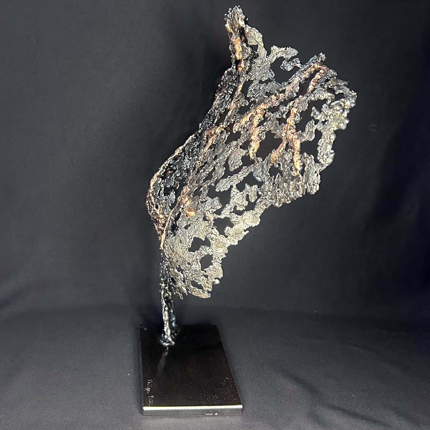 Buste féminin à taille réelle en dentelle de métal, sculpture en acier et bronze de Philippe Buil, forme ajourée organique, série Belisama.