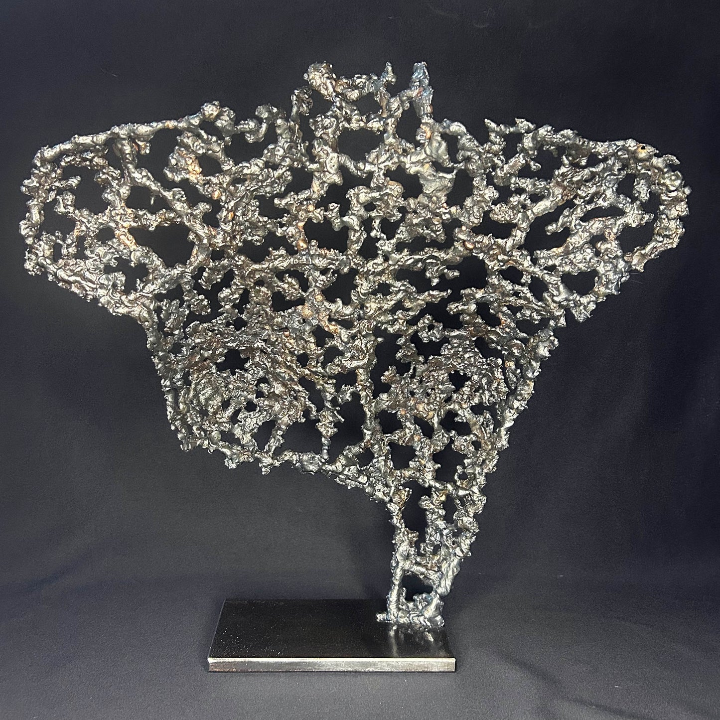 Buste féminin à taille réelle en dentelle de métal, sculpture en acier et bronze de Philippe Buil, forme ajourée organique, série Belisama.