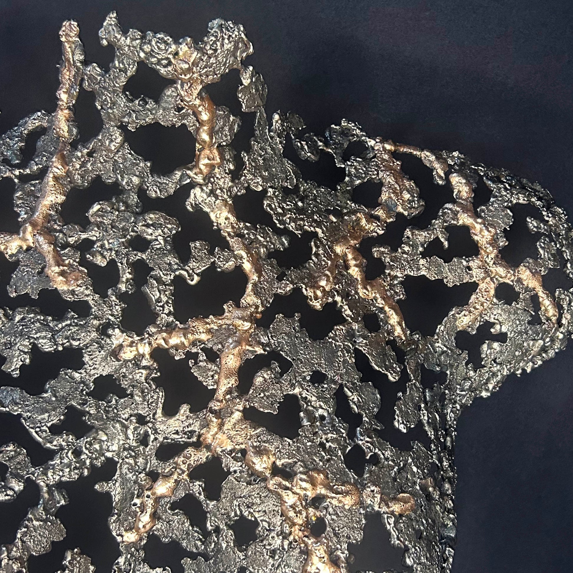 Buste féminin à taille réelle en dentelle de métal, sculpture en acier et bronze de Philippe Buil, forme ajourée organique, série Belisama.