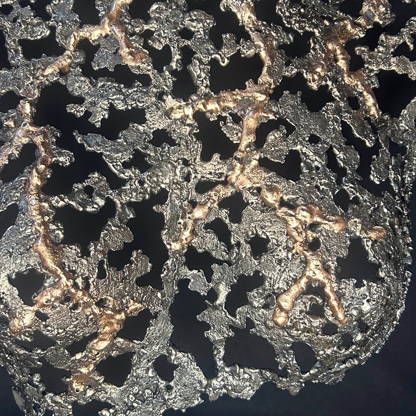 Buste féminin à taille réelle en dentelle de métal, sculpture en acier et bronze de Philippe Buil, forme ajourée organique, série Belisama.