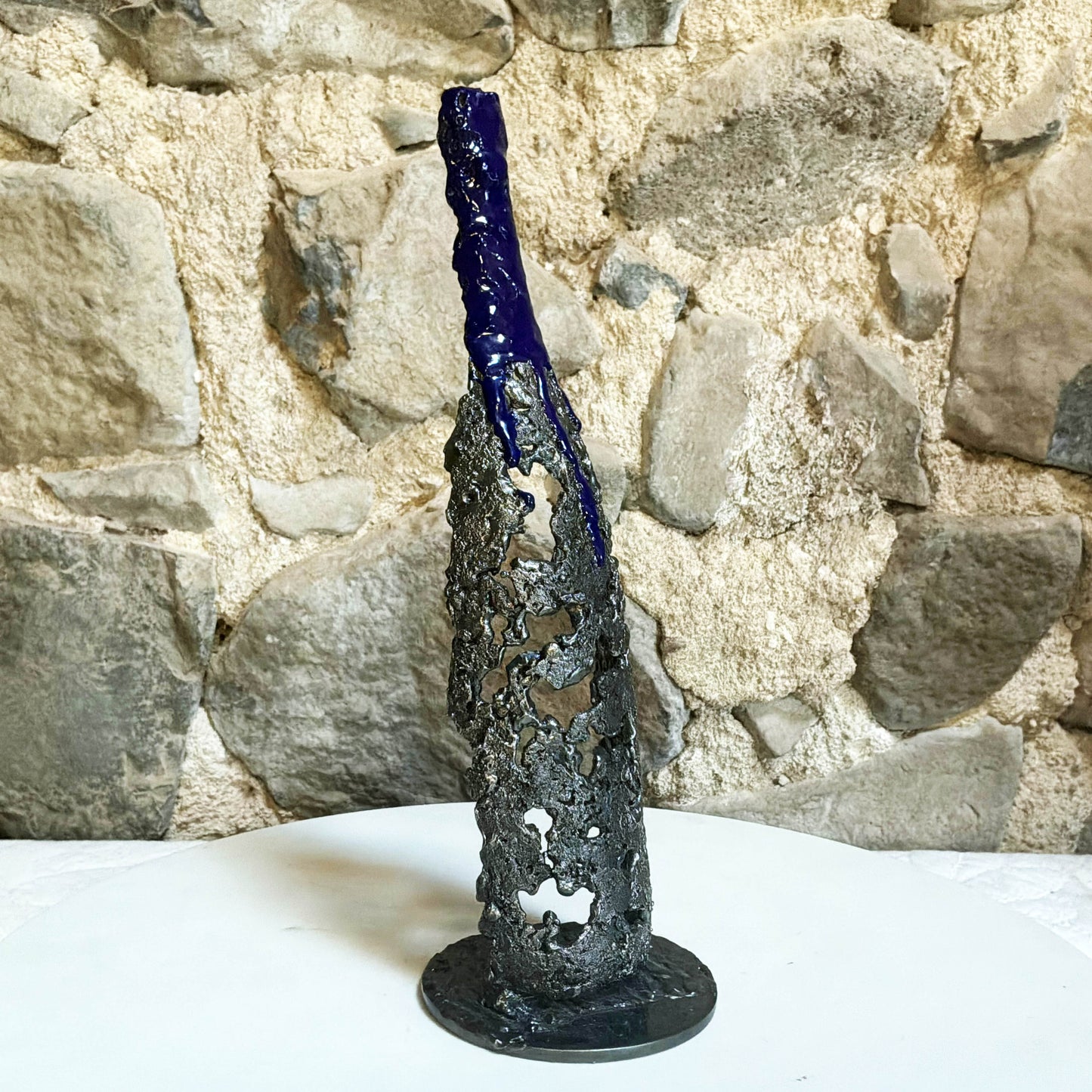 Sculpture bouteille dentelle métal avec résine bleue Philippe Buil