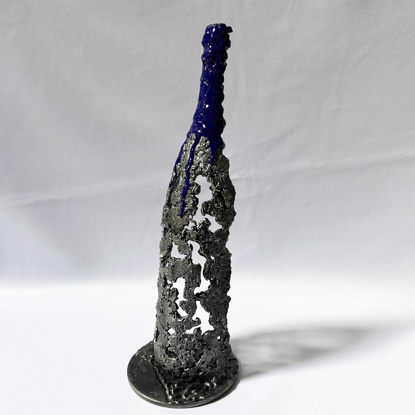 Sculpture contemporaine bouteille acier ajouré et bouchon bleu