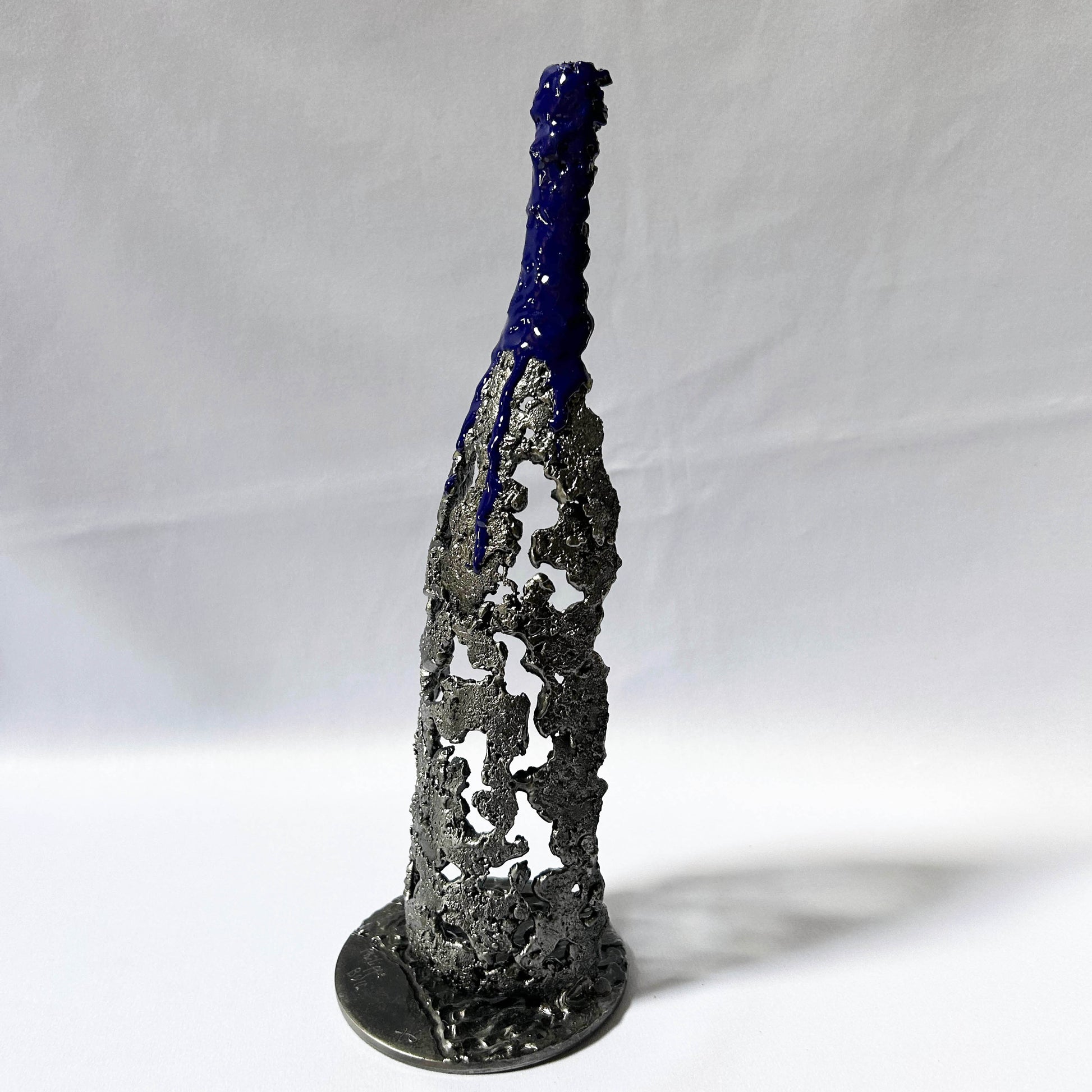 Sculpture contemporaine bouteille acier ajouré et bouchon bleu