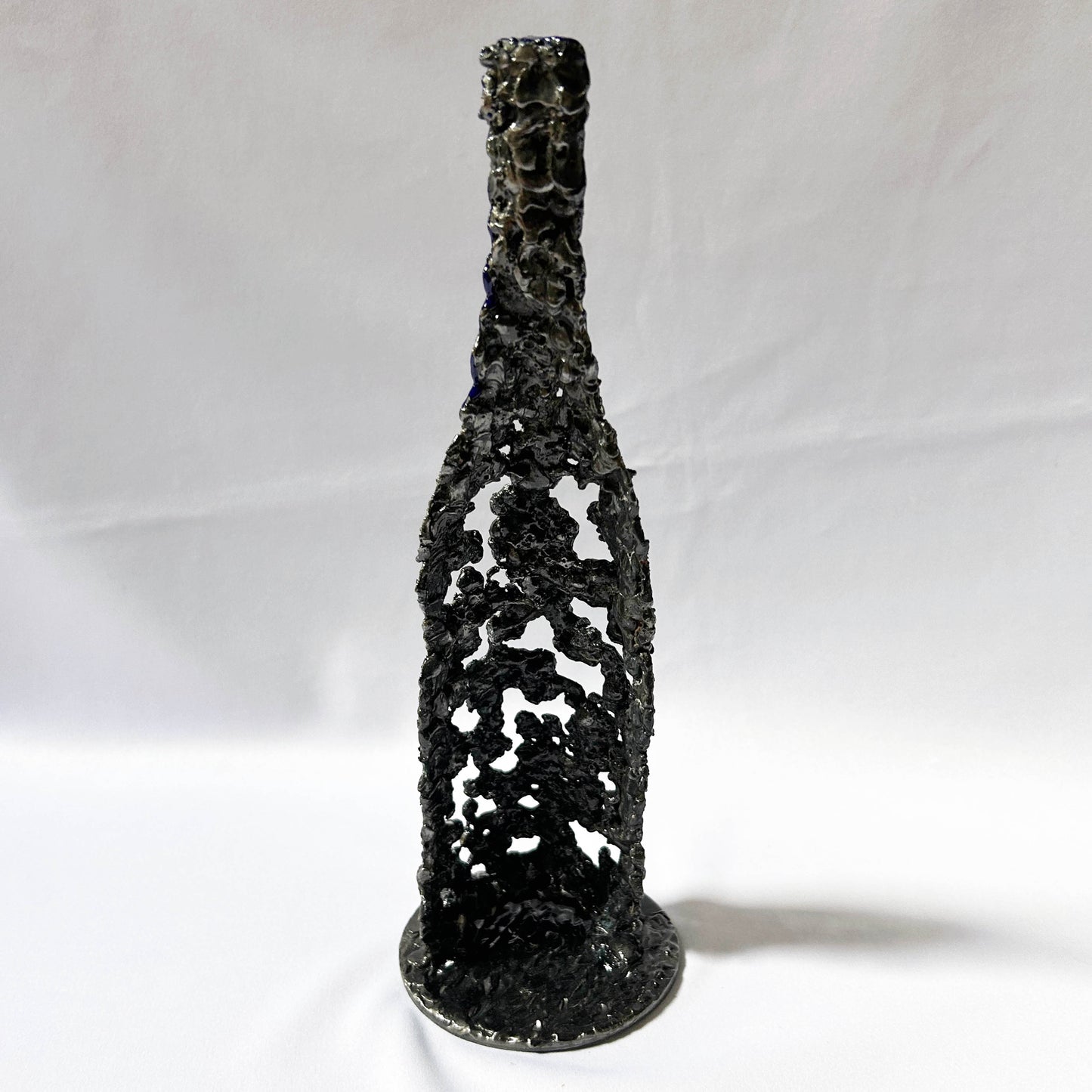 Sculpture bouteille dentelle métal avec résine bleue Philippe Buil - vue de dos
