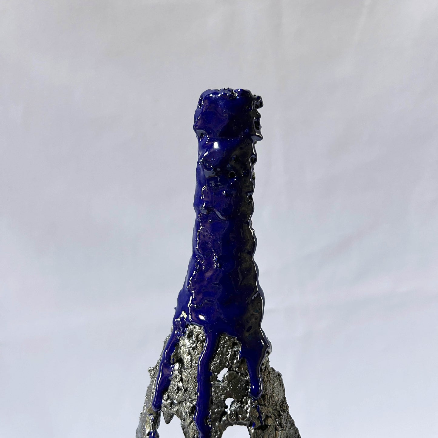 Bouchon en résine bleue sculpture bouteille contemporaine