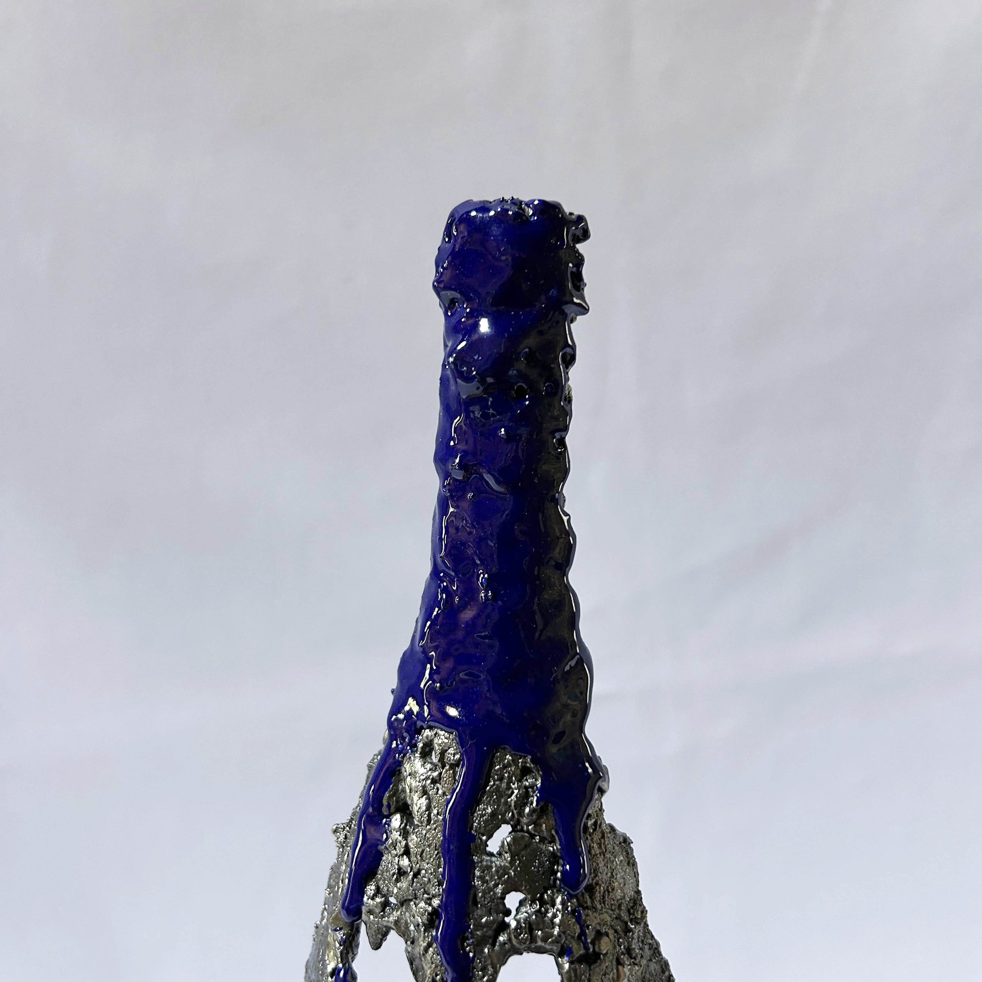 Bouchon en résine bleue sculpture bouteille contemporaine