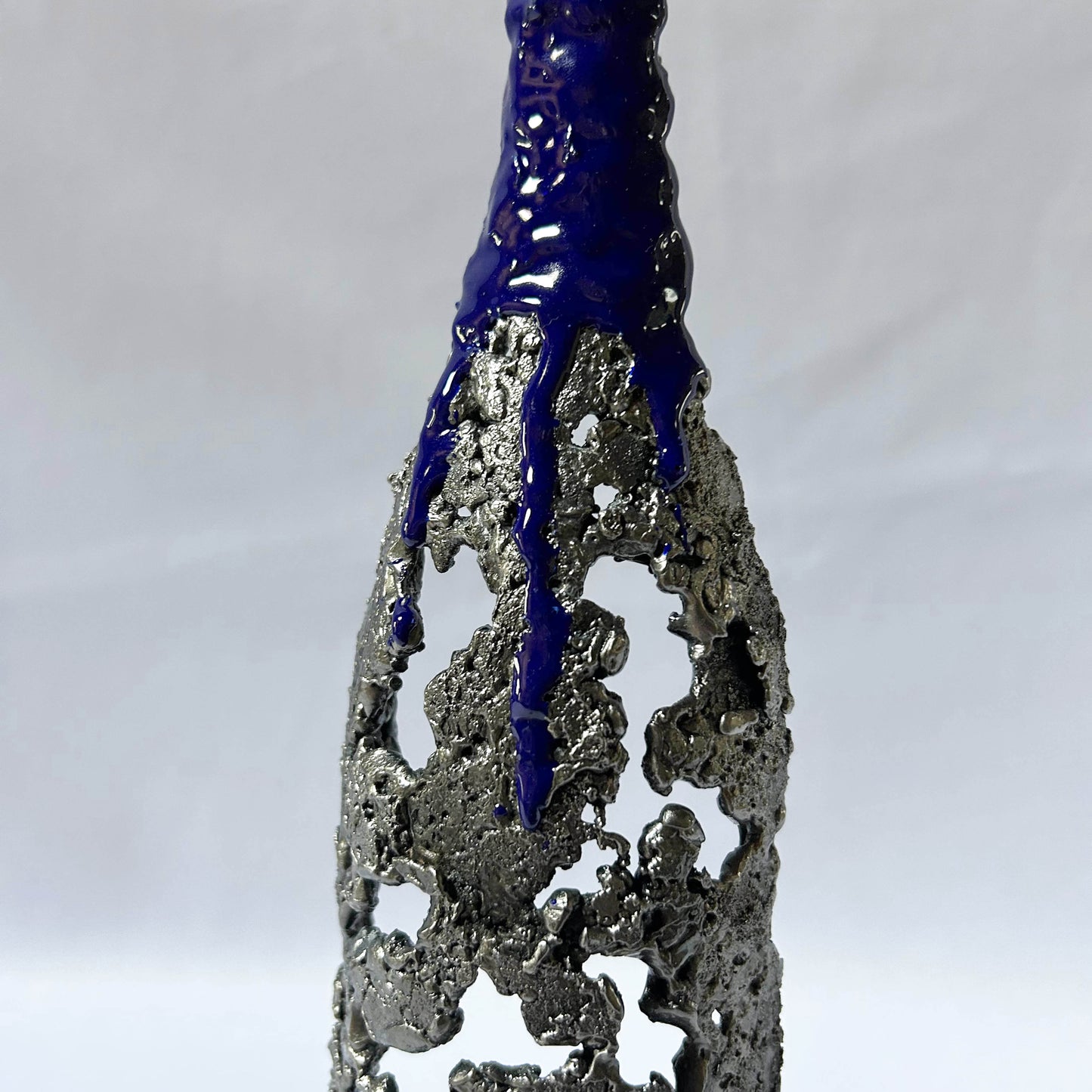 Détail sculpture bouteille métal dentelle avec résine artistique