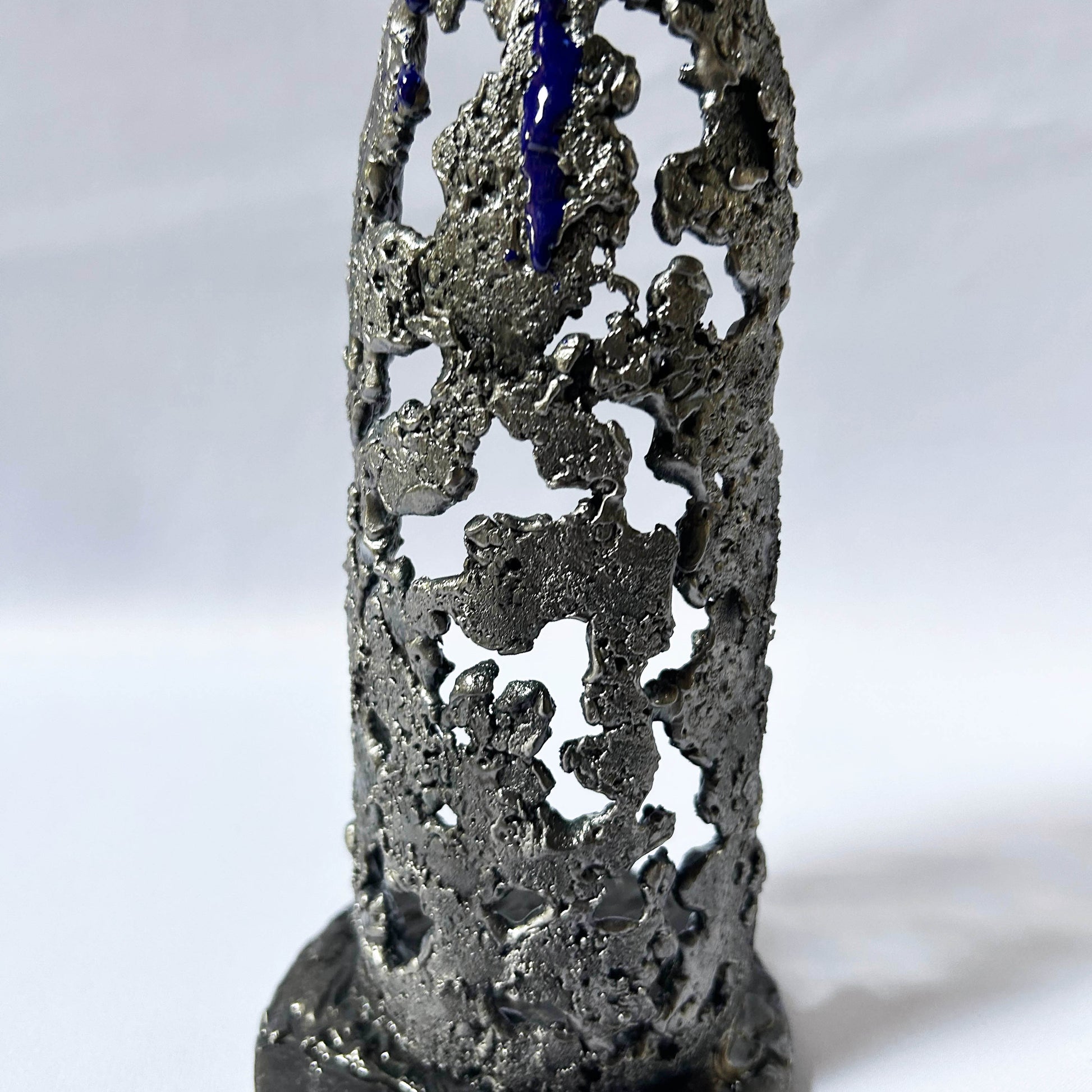 Détail sculpture bouteille métal dentelle avec résine artistique