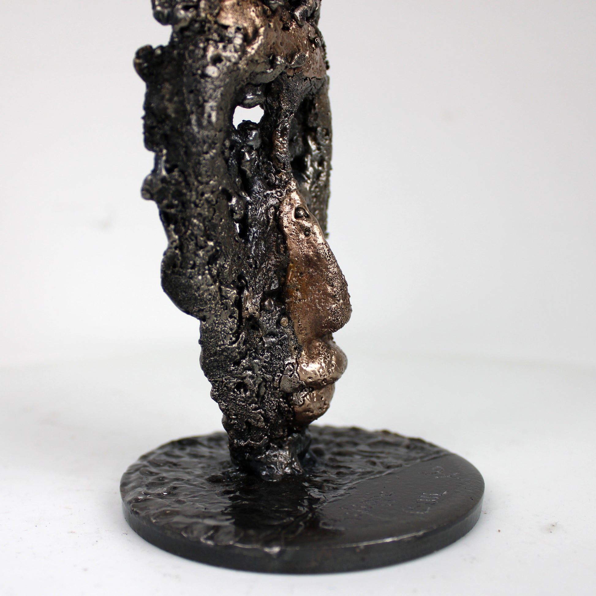 Détail sculpture visage africain stylisé acier bronze