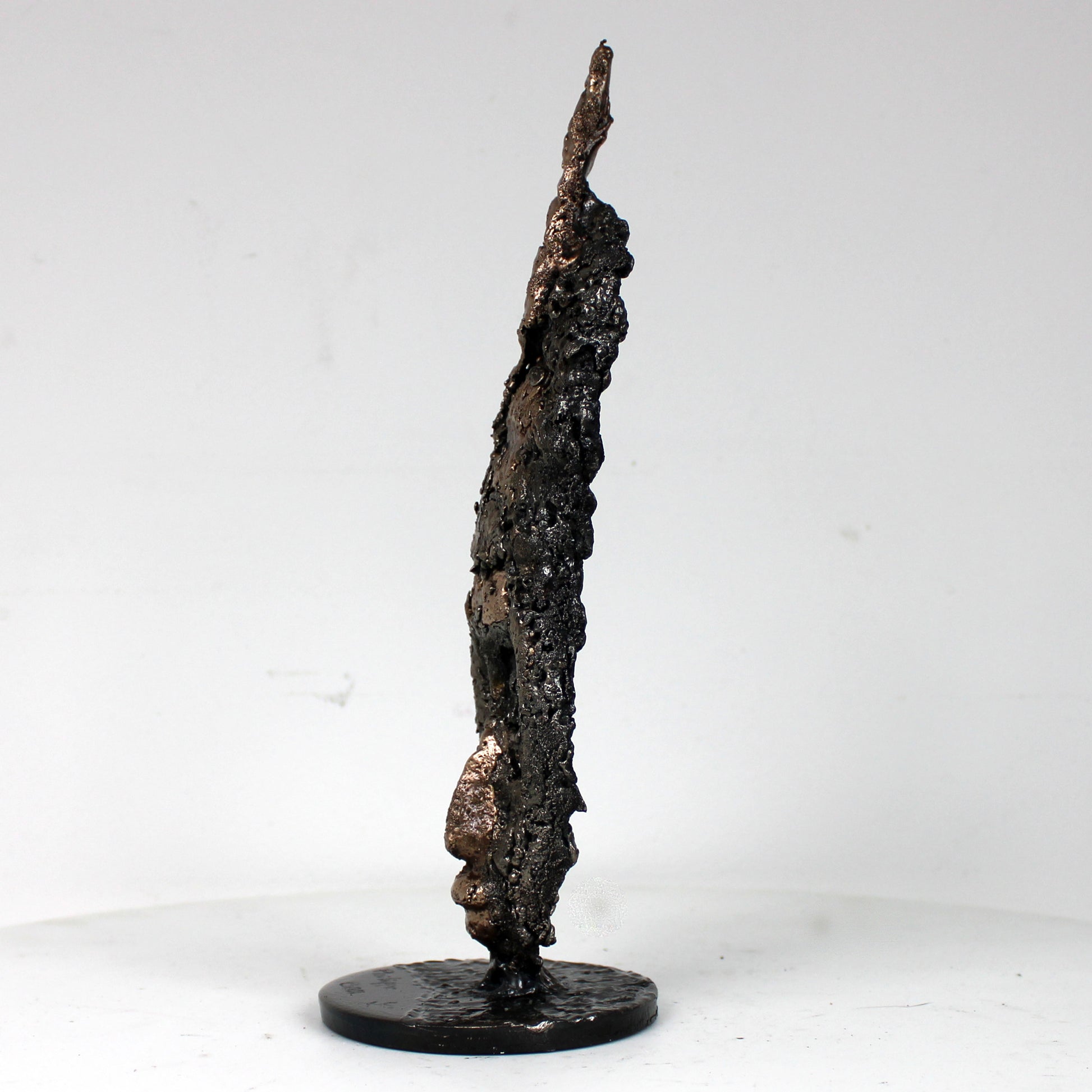 Vue de profil sculpture masque africain lundi bronze acier corne unique