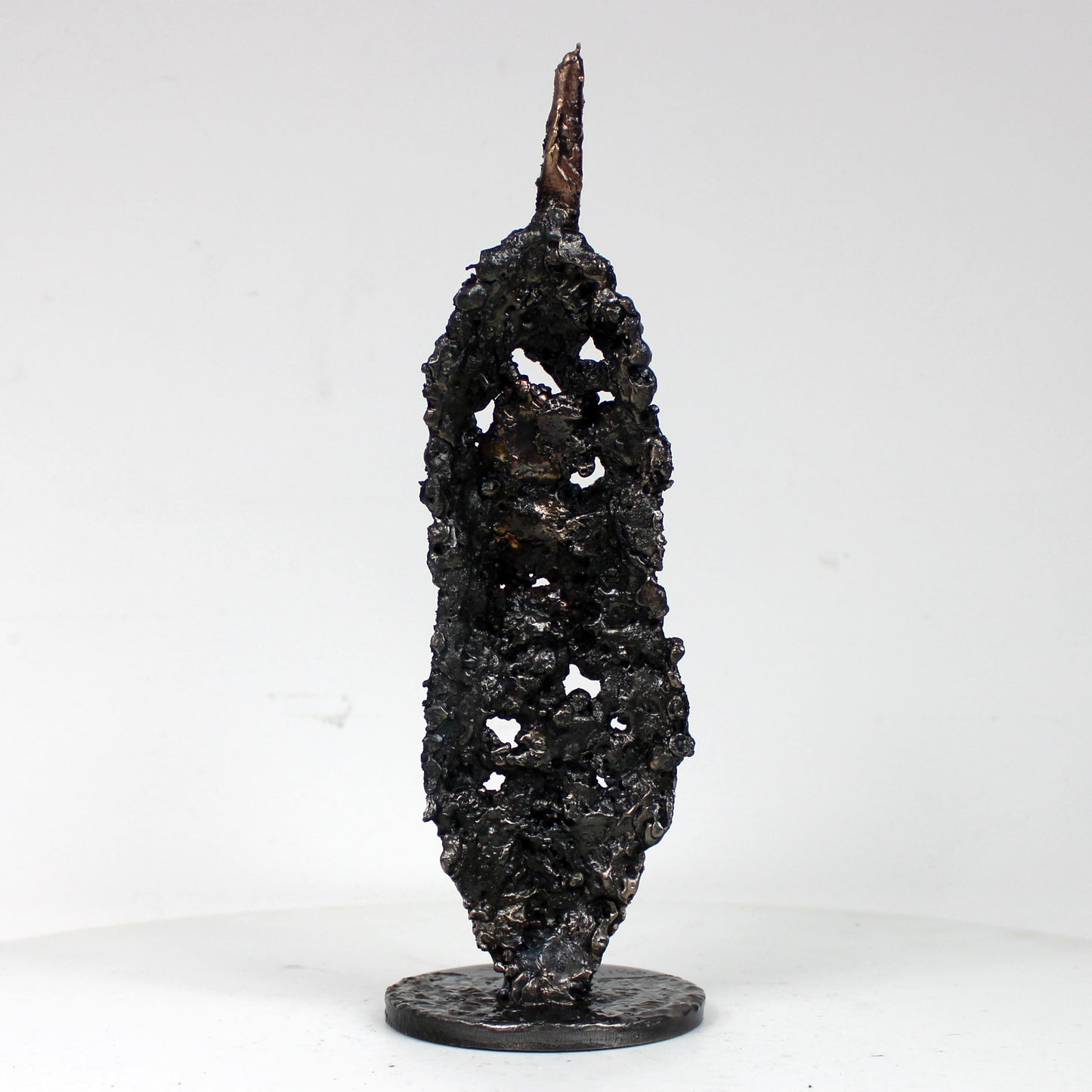 Vue arrière masque africain métal dentelle corne sculpture contemporaine