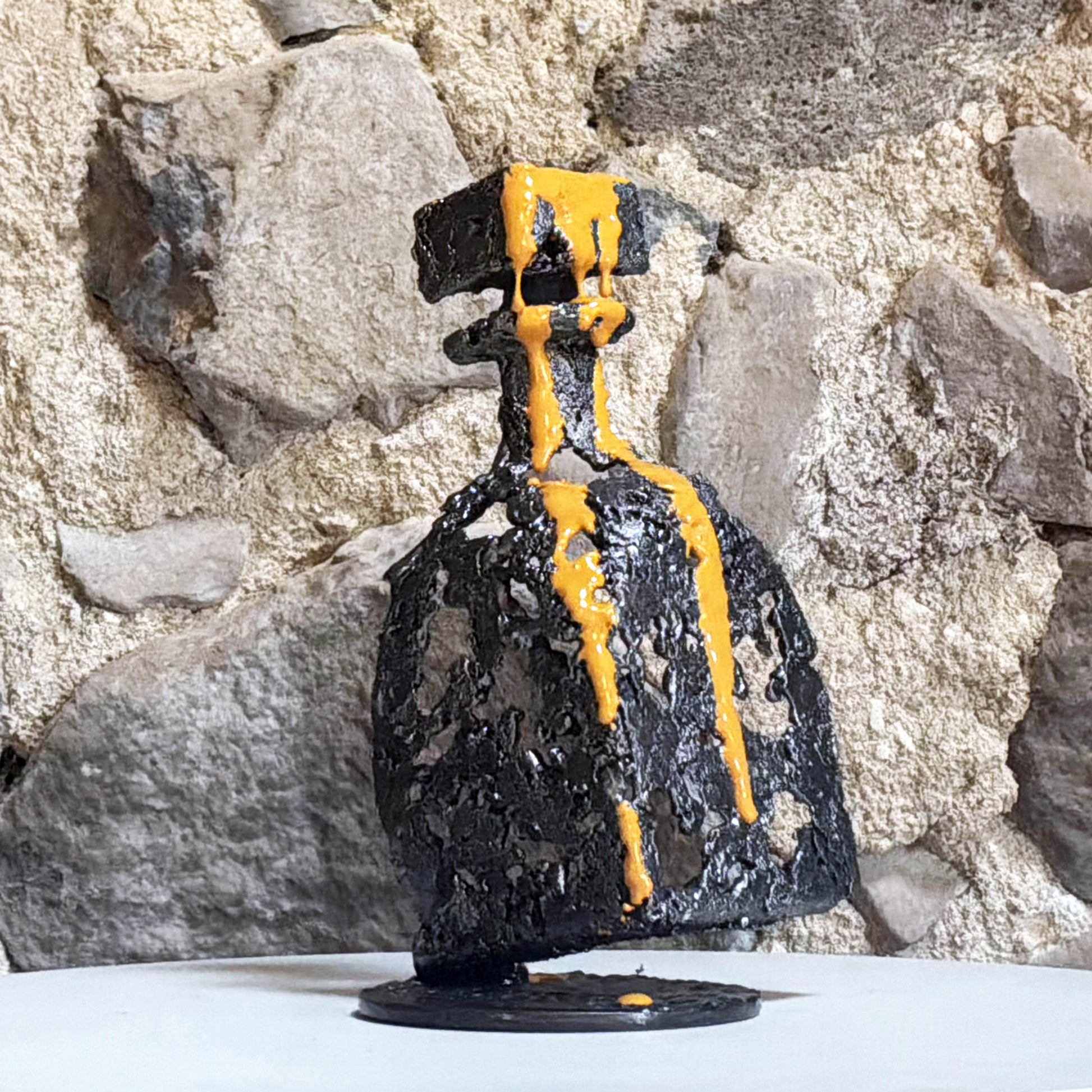 sculpture bouteille métal contemporaine résine jaune artistique