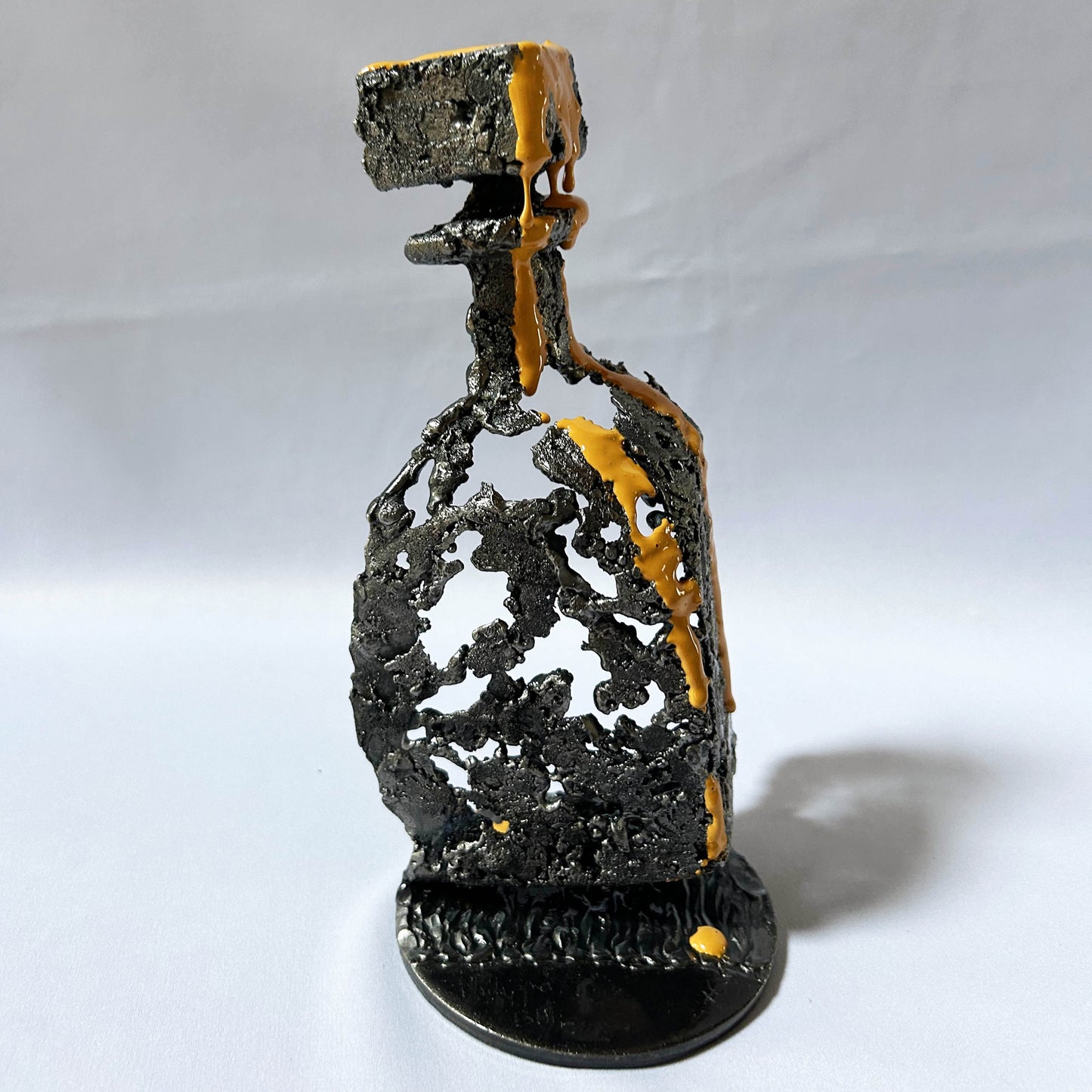 œuvre métal bouteille alcool artistique jaune