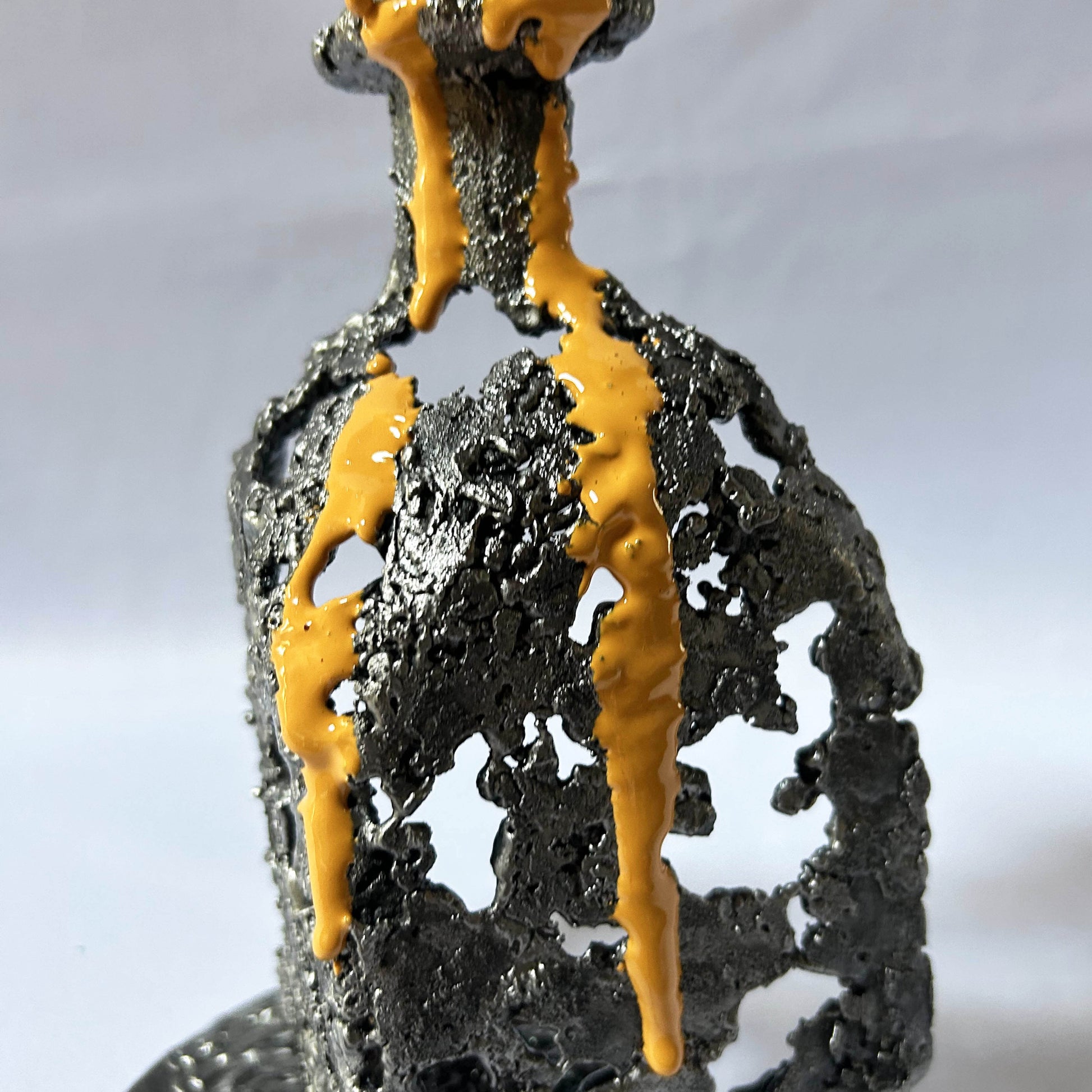 détail sculpture métal dentelle résine jaune