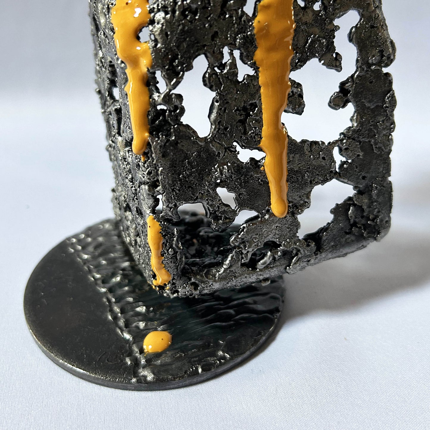 détail sculpture métal dentelle résine jaune