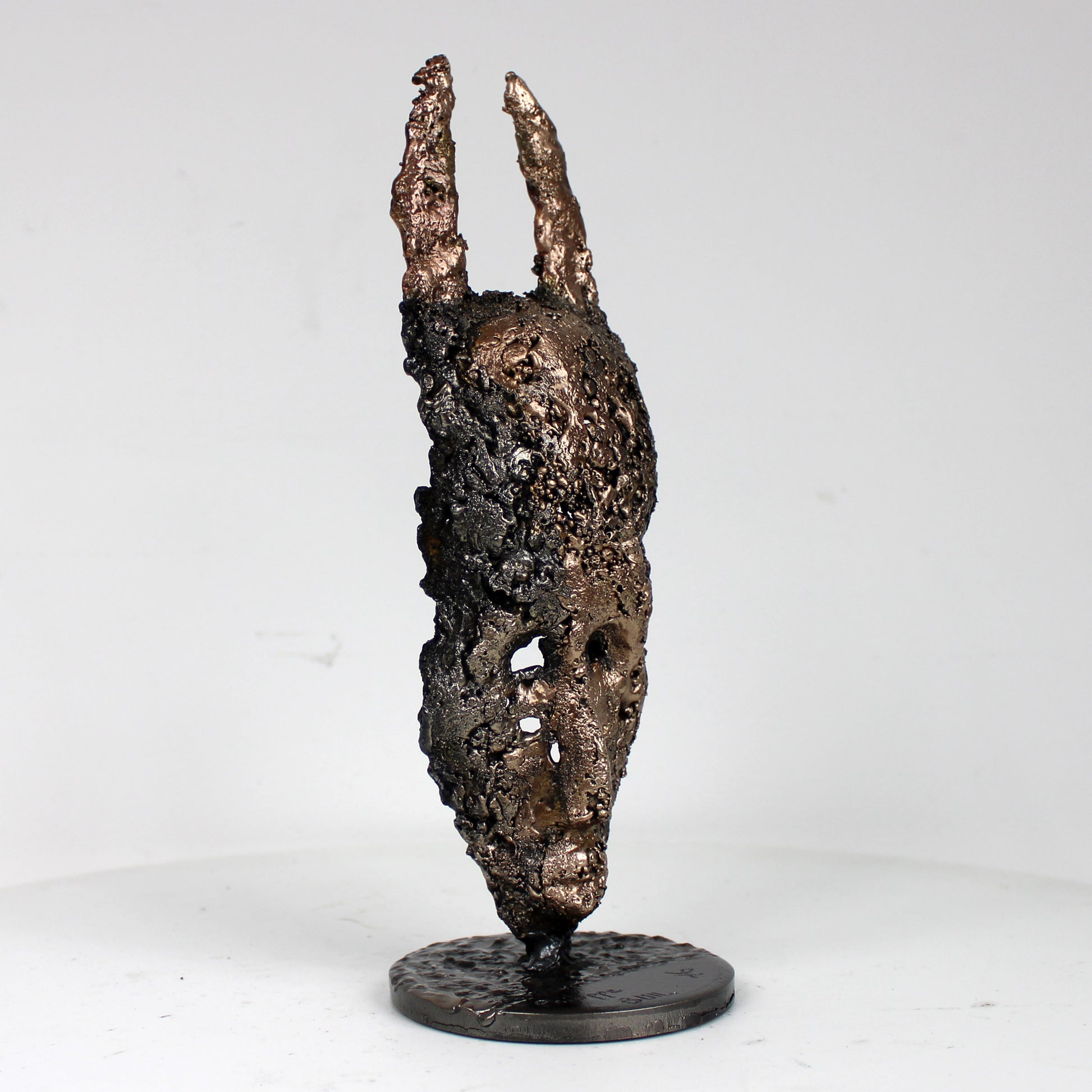 Masque africain contemporain deux cornes