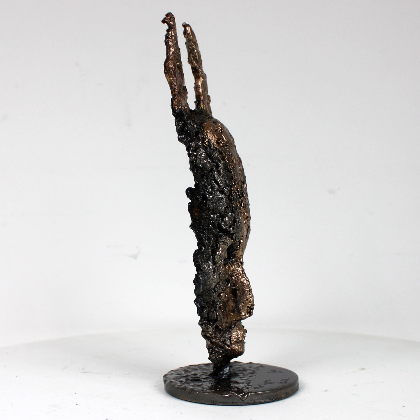 Masque africain mercredi deux cornes sculpture métal - vue de profil