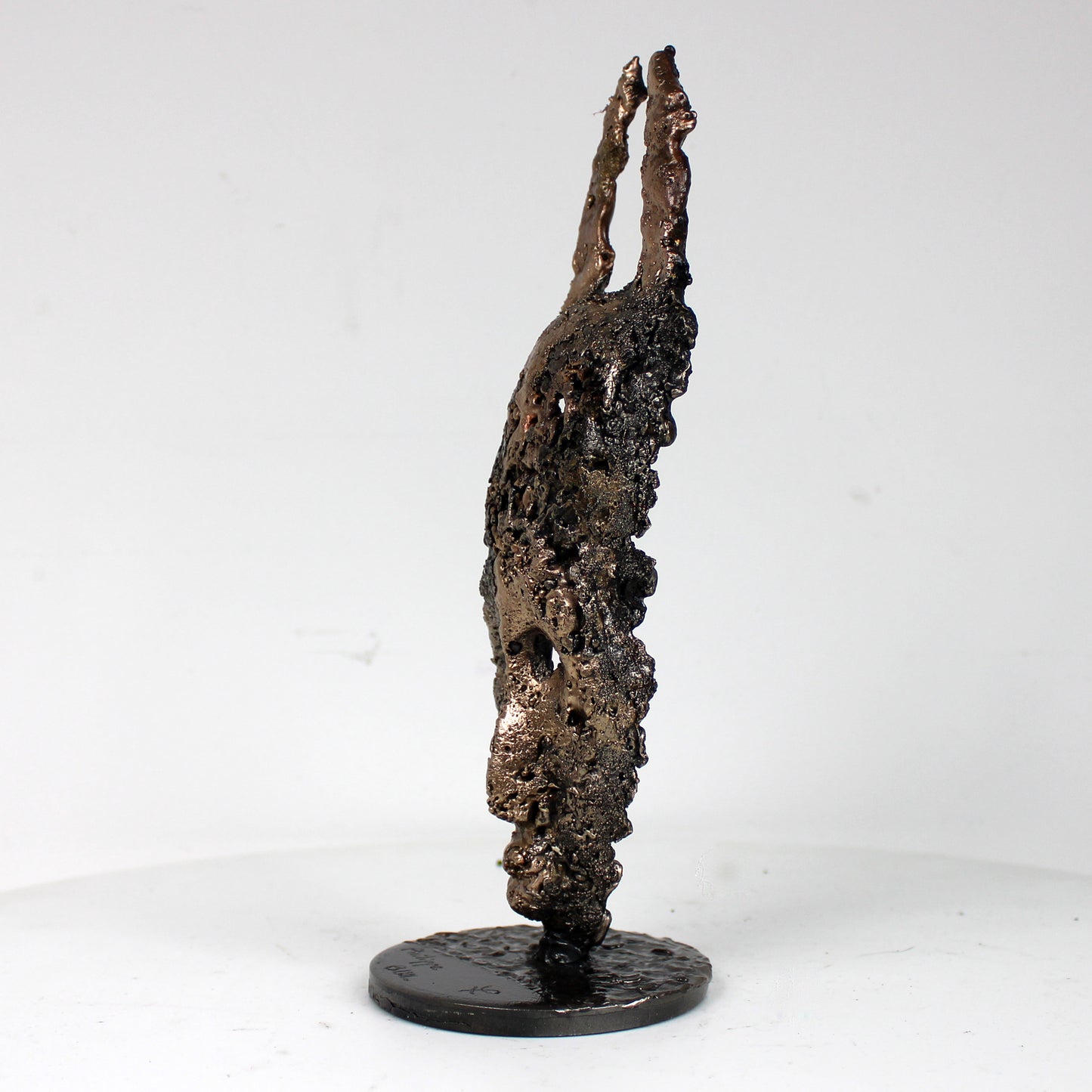 Masque africain mercredi deux cornes sculpture métal - vue de profil