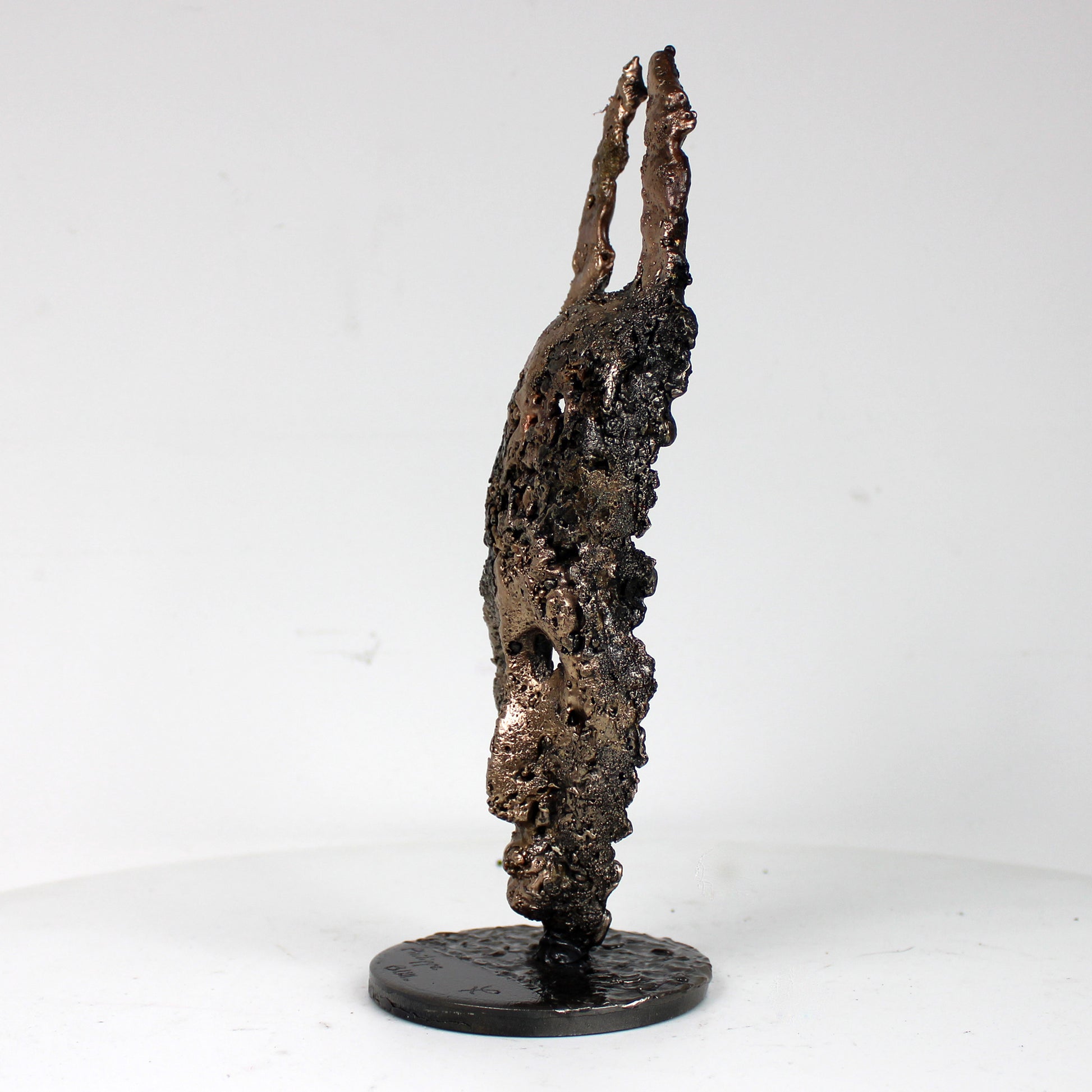 Masque africain mercredi deux cornes sculpture métal - vue de profil