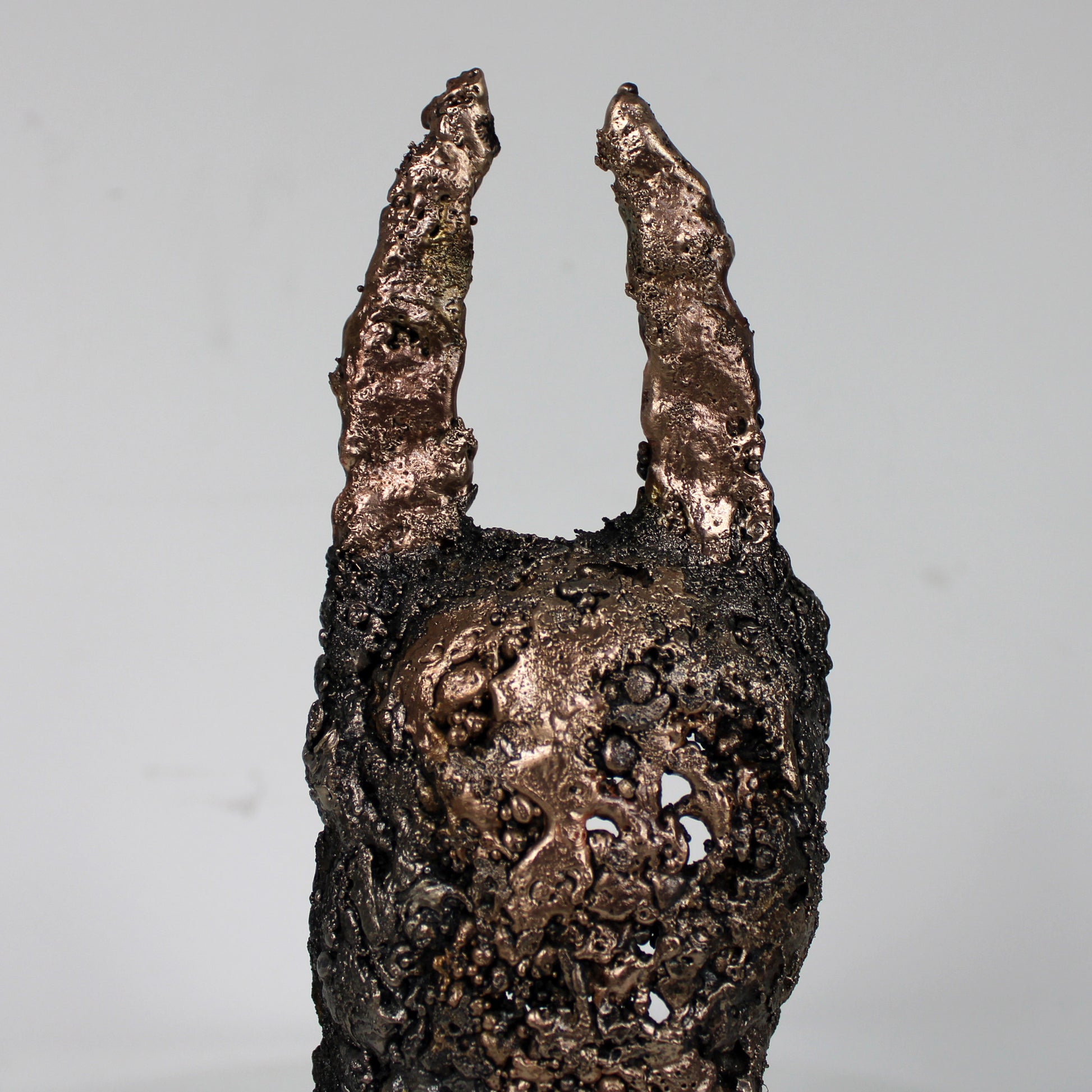 Masque africain mercredi deux cornes sculpture métal - Détail