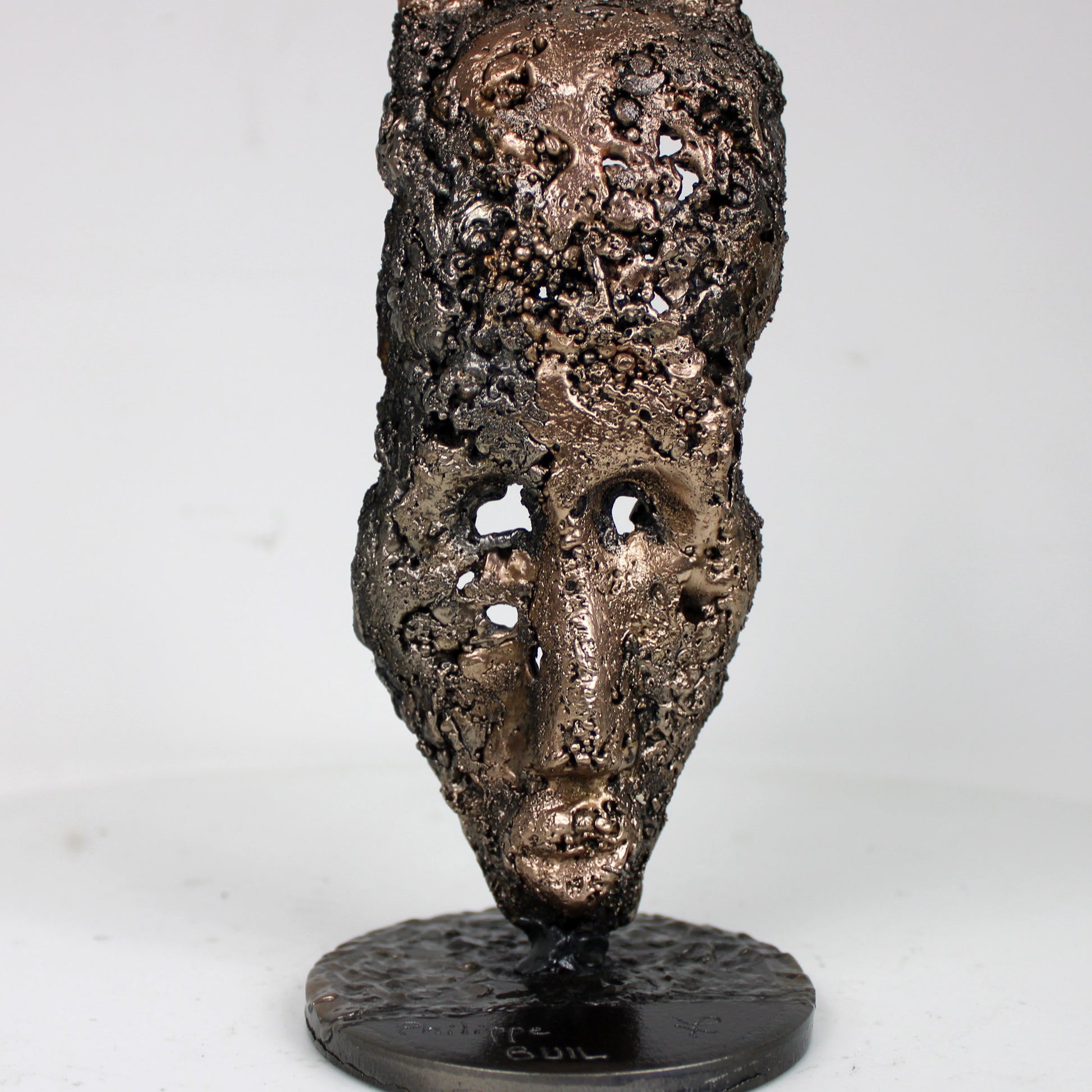 Détail sculpture visage africain bronze acier dentelle