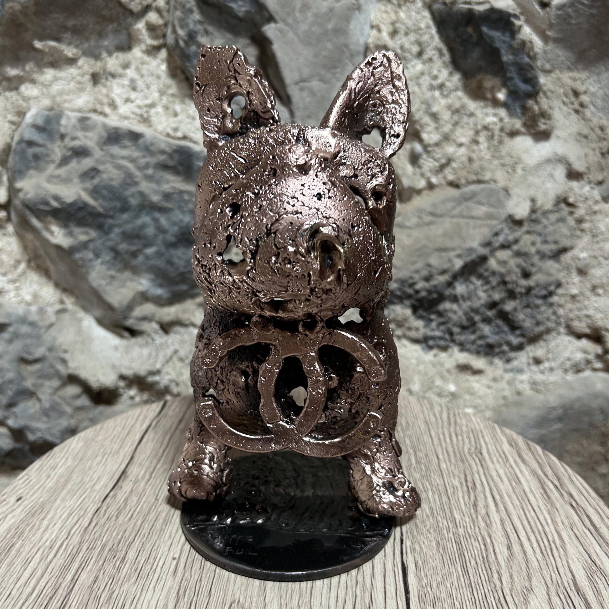 Sculpture de Philippe Buil représentant la face avant d'un chien fusionnée avec le célèbre logo Coco Chanel, réalisée en dentelle de métal acier et bronze