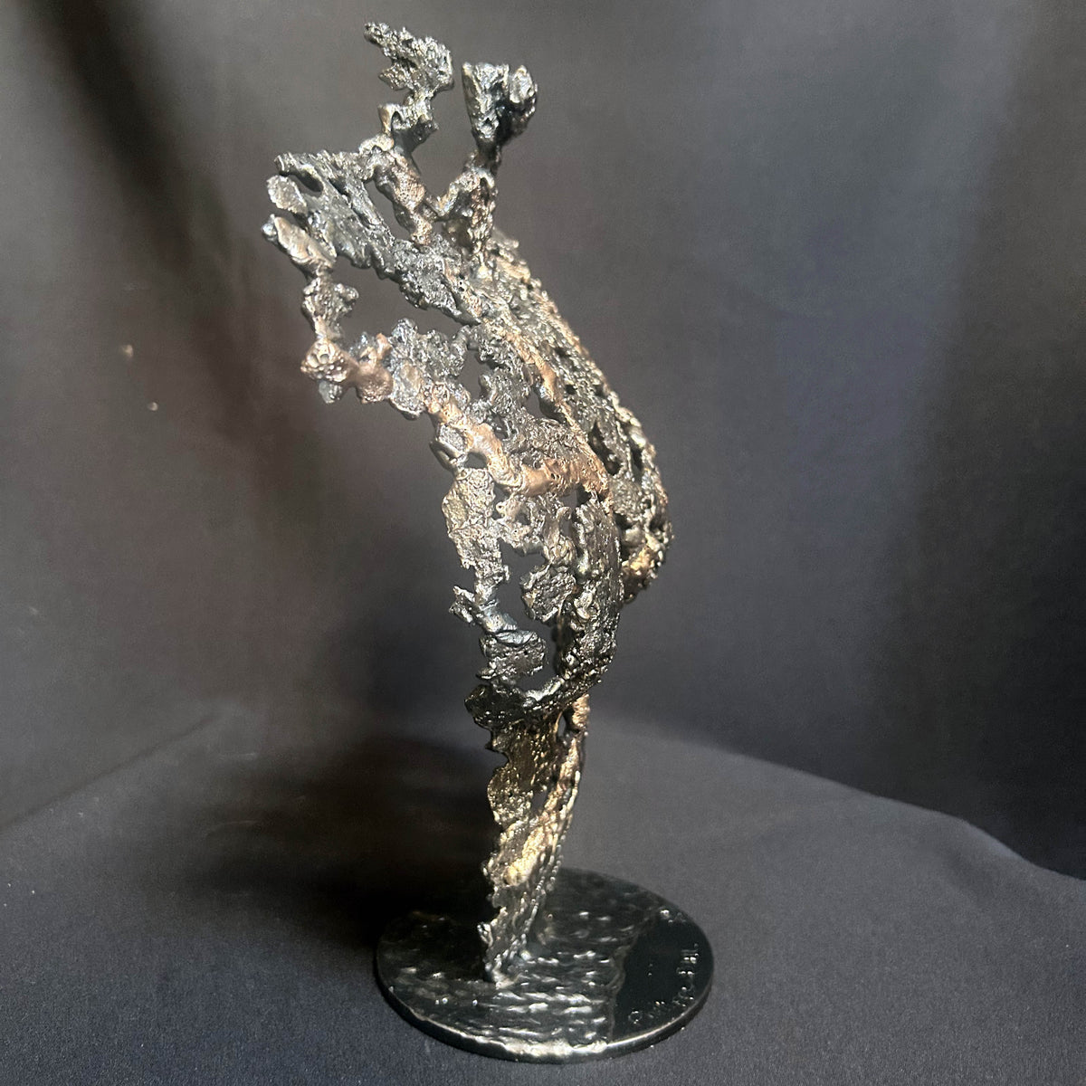 Vue de profil de la sculpture Pavarti la force du souffle
