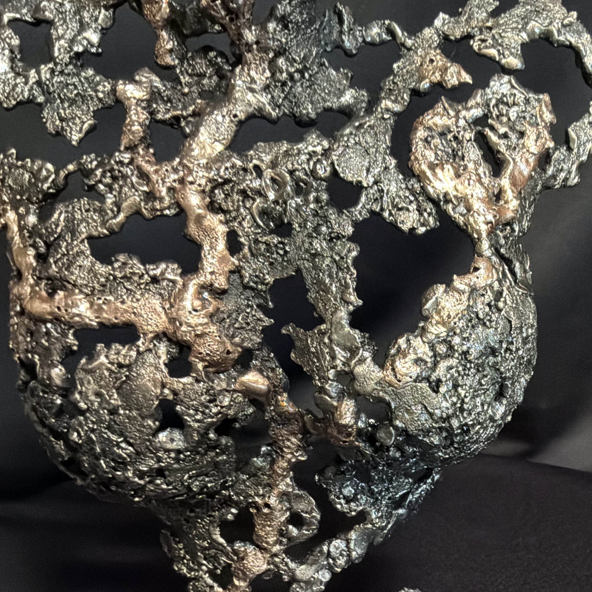 Détail de la structure en acier et bronze