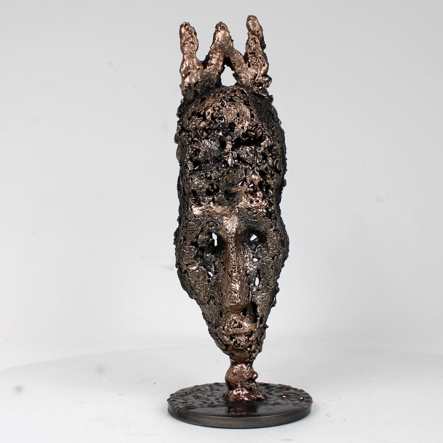 sculpture masque africain jeudi quatre cornes bronze acier