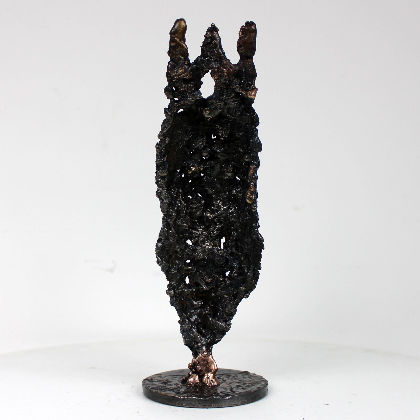 sculpture masque africain jeudi quatre cornes bronze acier - vue de dos