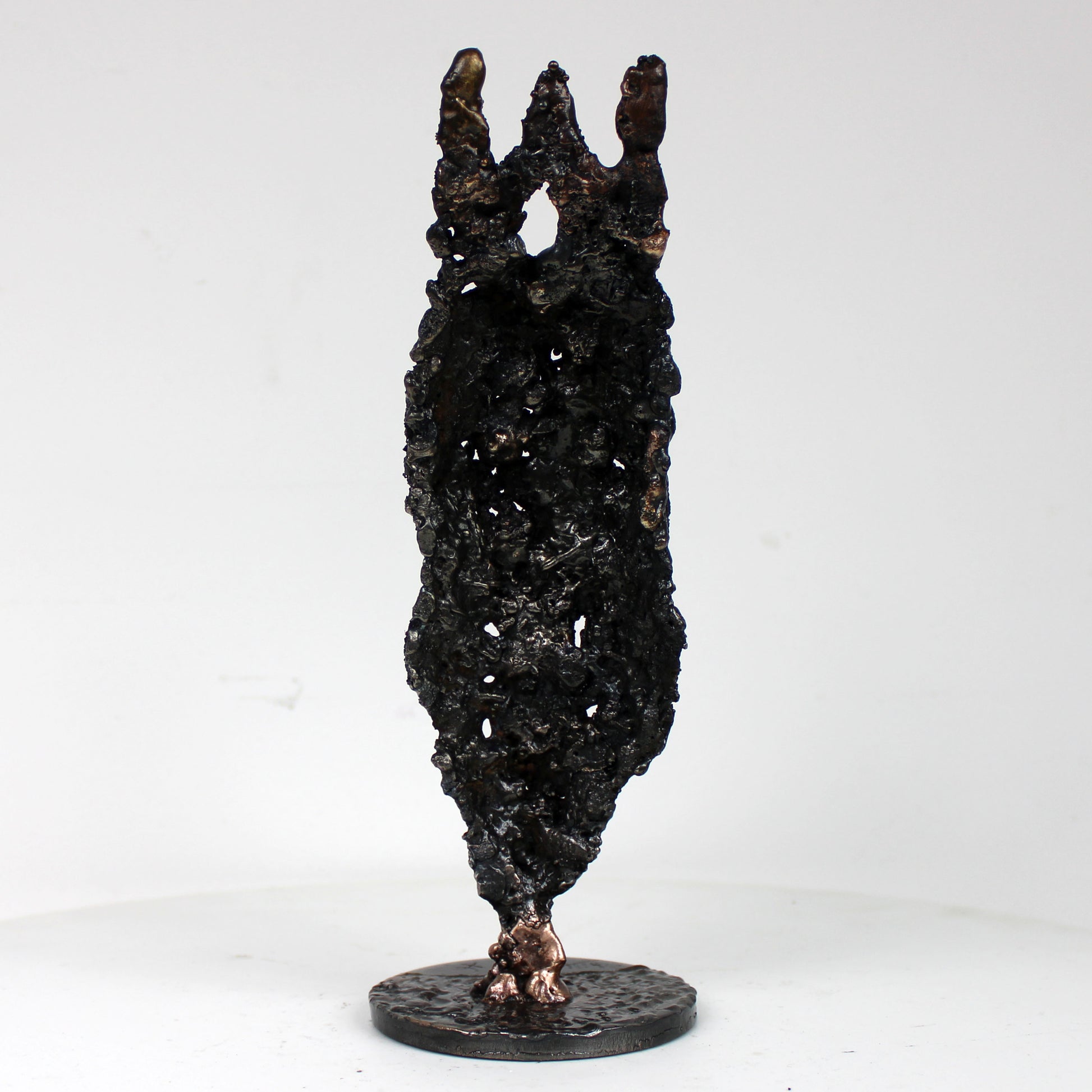 sculpture masque africain jeudi quatre cornes bronze acier - vue de dos