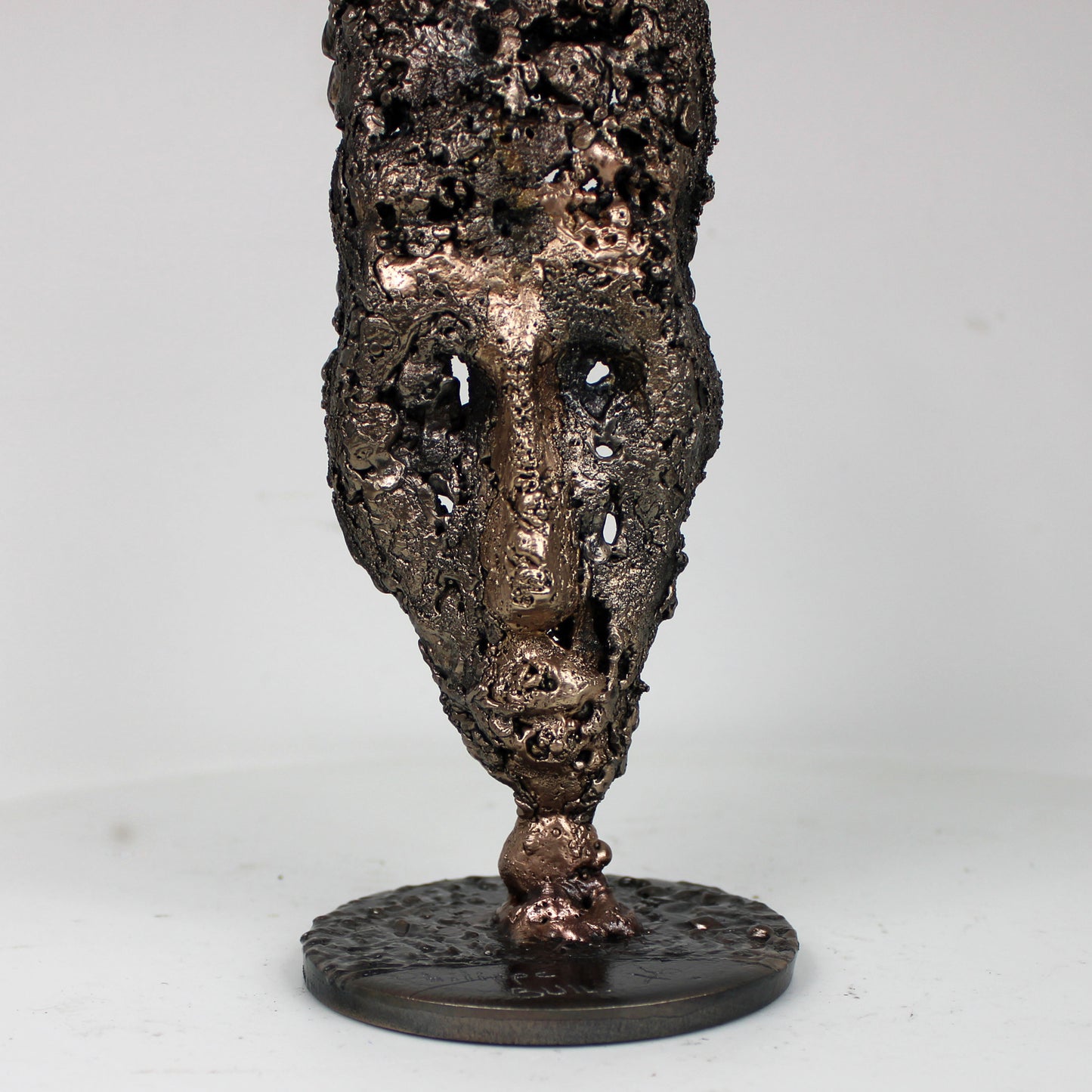 masque africain contemporain structure complexe métal- détail