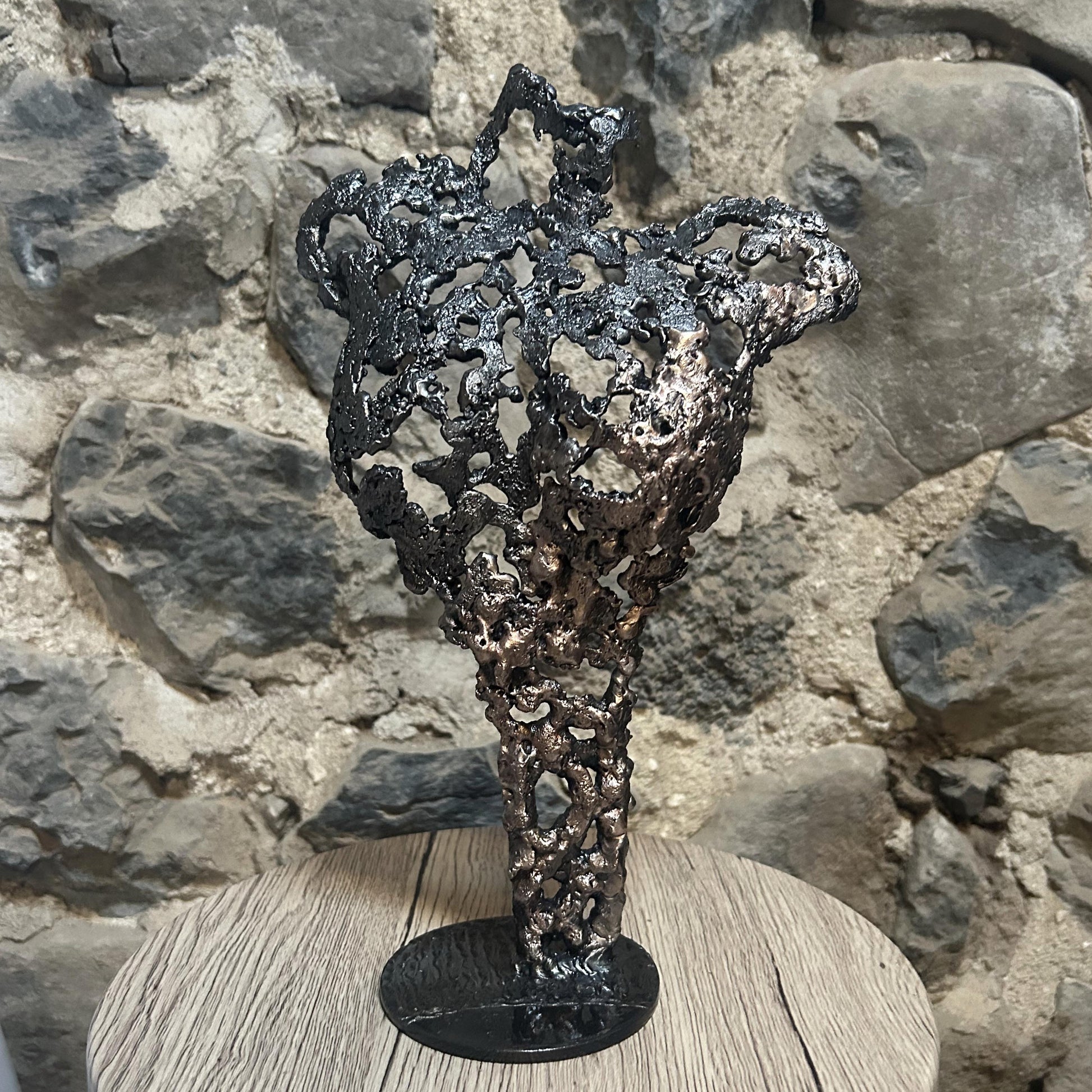 Cette sculpture de Philippe Buil représente un buste féminin, sublimé par une dentelle métallique ajourée, alliance de bronze et d'acier.