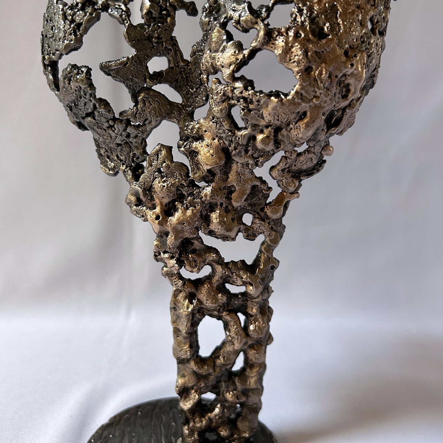 Cette sculpture de Philippe Buil représente un buste féminin, sublimé par une dentelle métallique ajourée, alliance de bronze et d'acier.