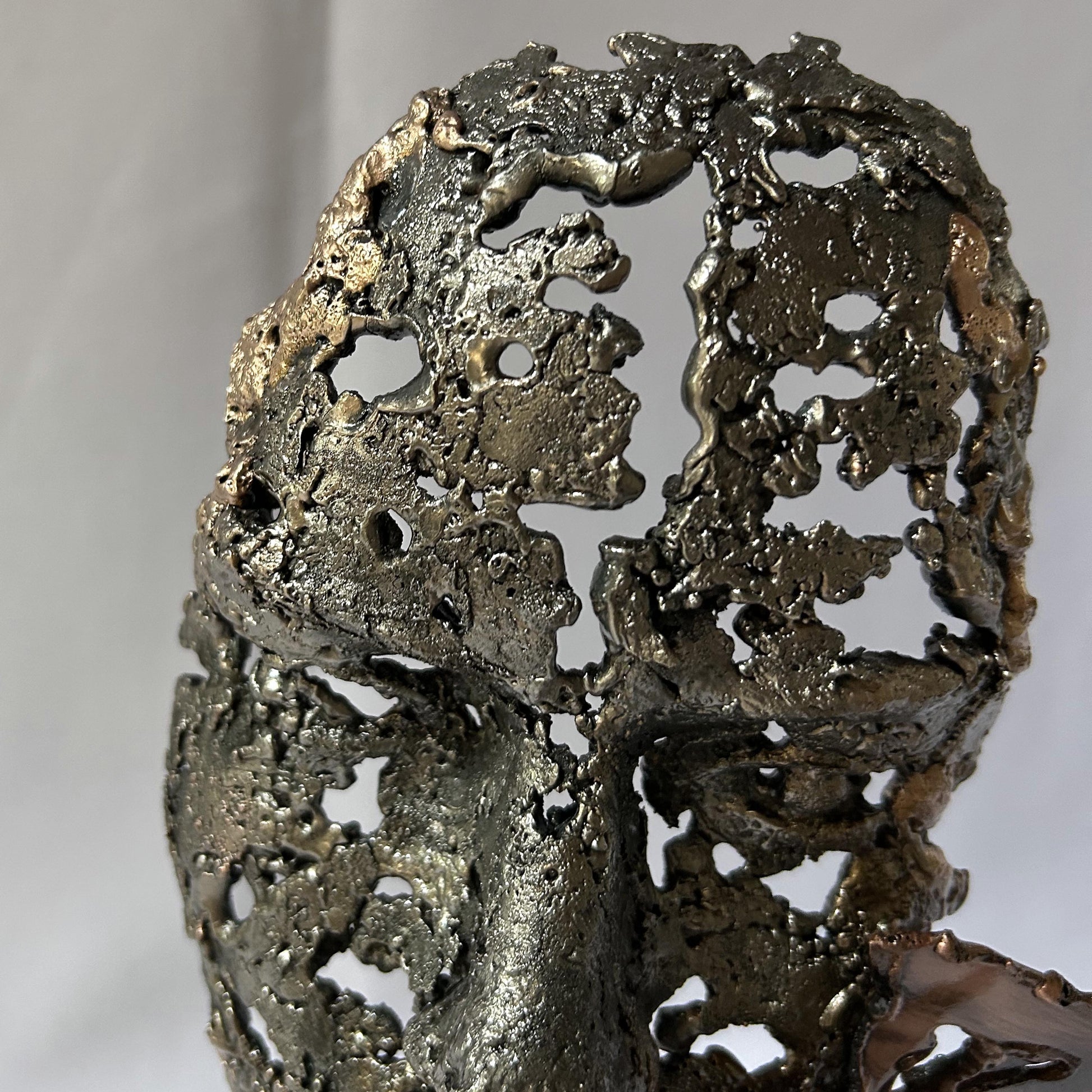Une larme 45-25 - Sculpture visage dentelle métal acier et bronze