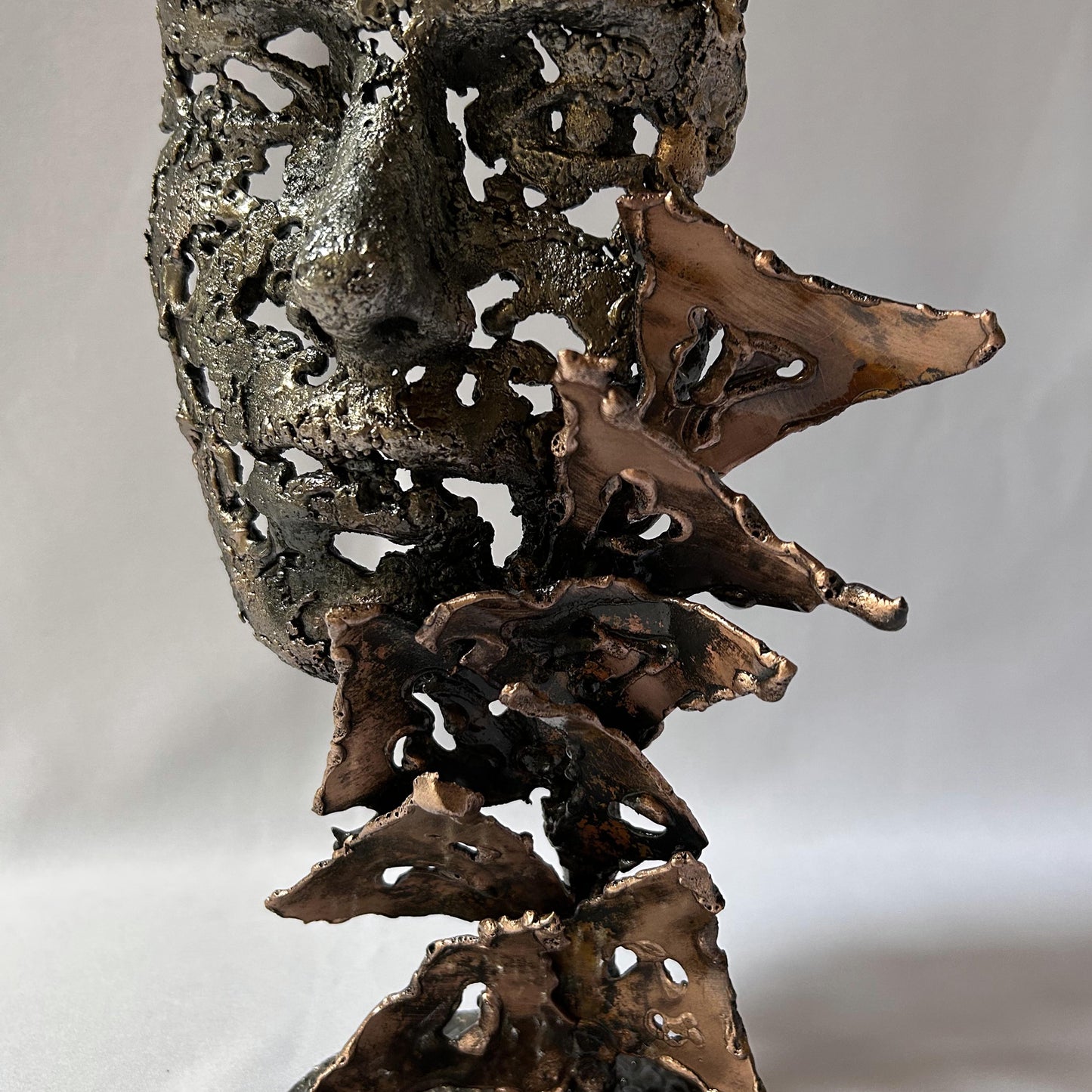 Une larme 45-25 - Sculpture visage dentelle métal acier et bronze
