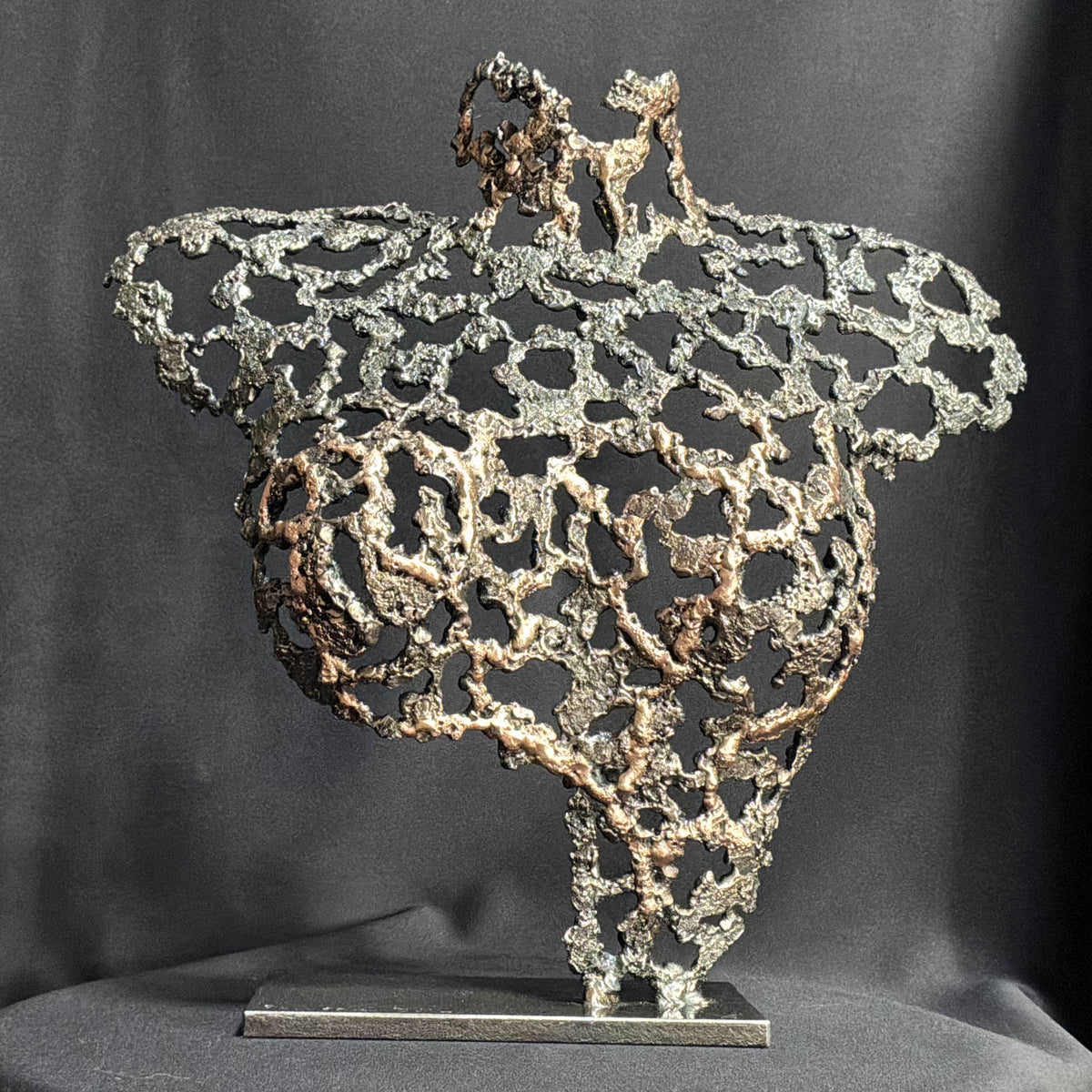 Belisama L’Élan des Origines, buste de femme en dentelle de métal