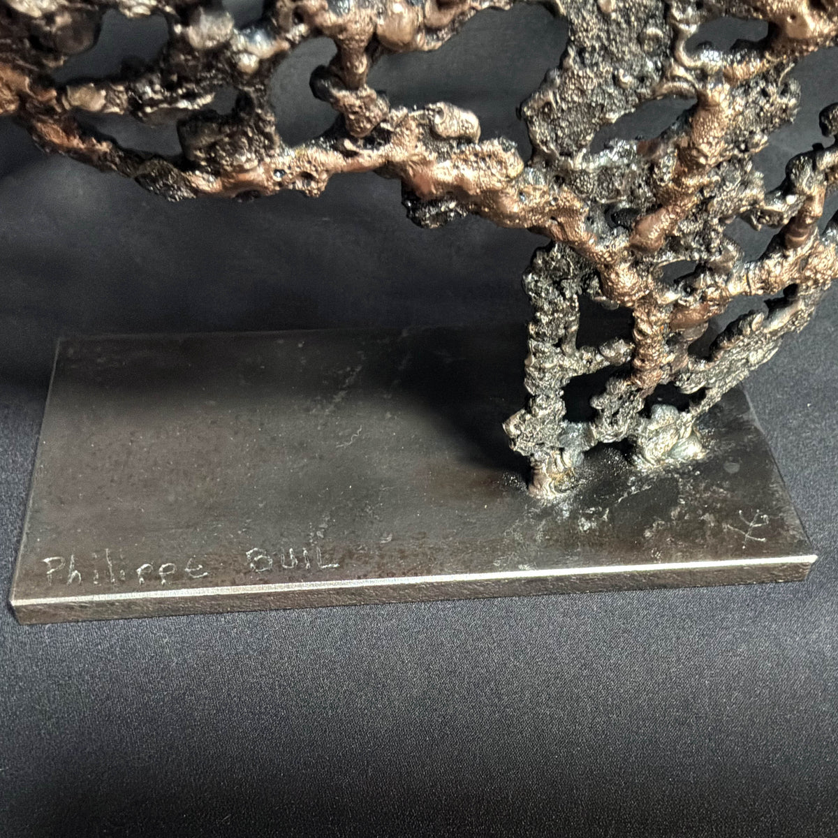 Signature de Philippe Buil sur le socle de la sculpture Belisama