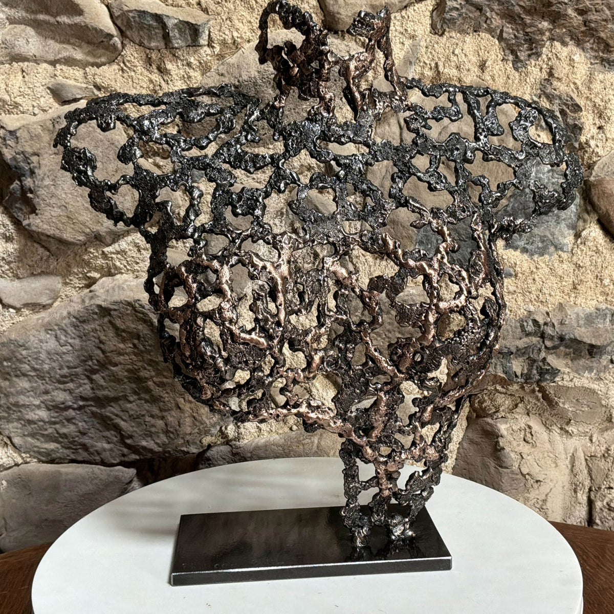 Belisama L’Élan des Origines, buste de femme en métal présenté dans un intérieur