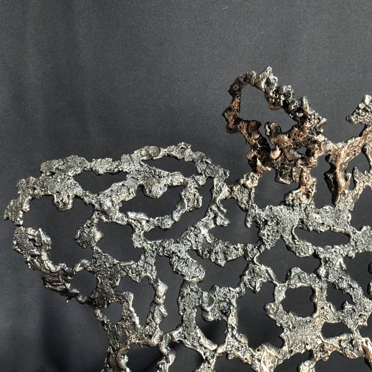 Détail du réseau ajouré de métal de la sculpture Belisama
