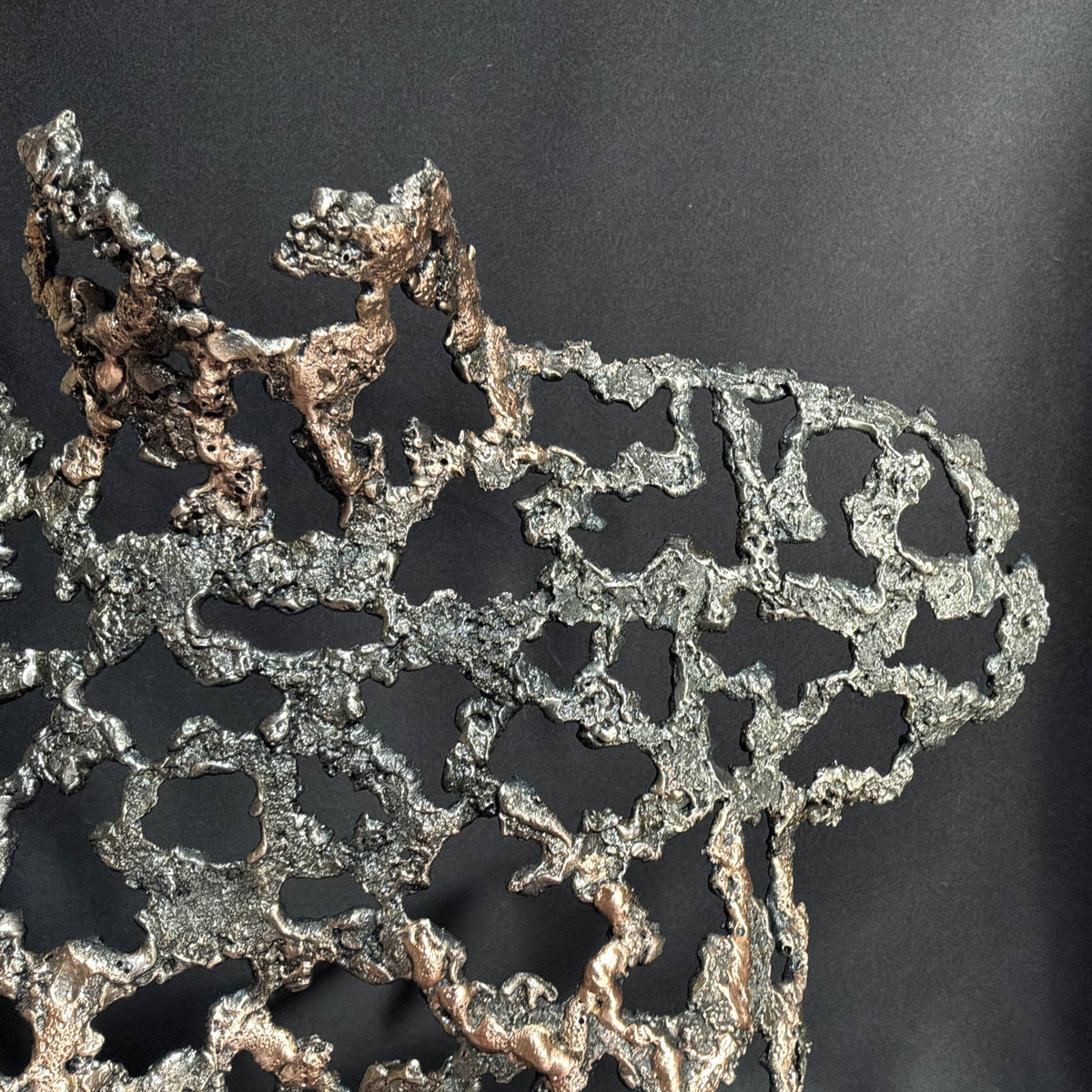 Détail des formes émergentes au sommet du buste Belisama L’Élan des Origines