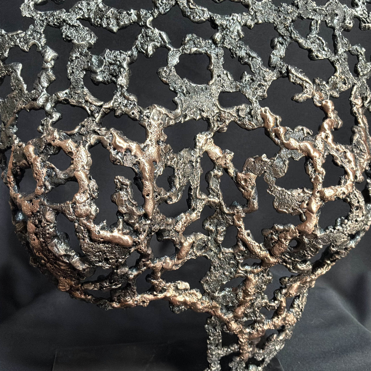 Buste de femme en dentelle de métal traversé par la lumière