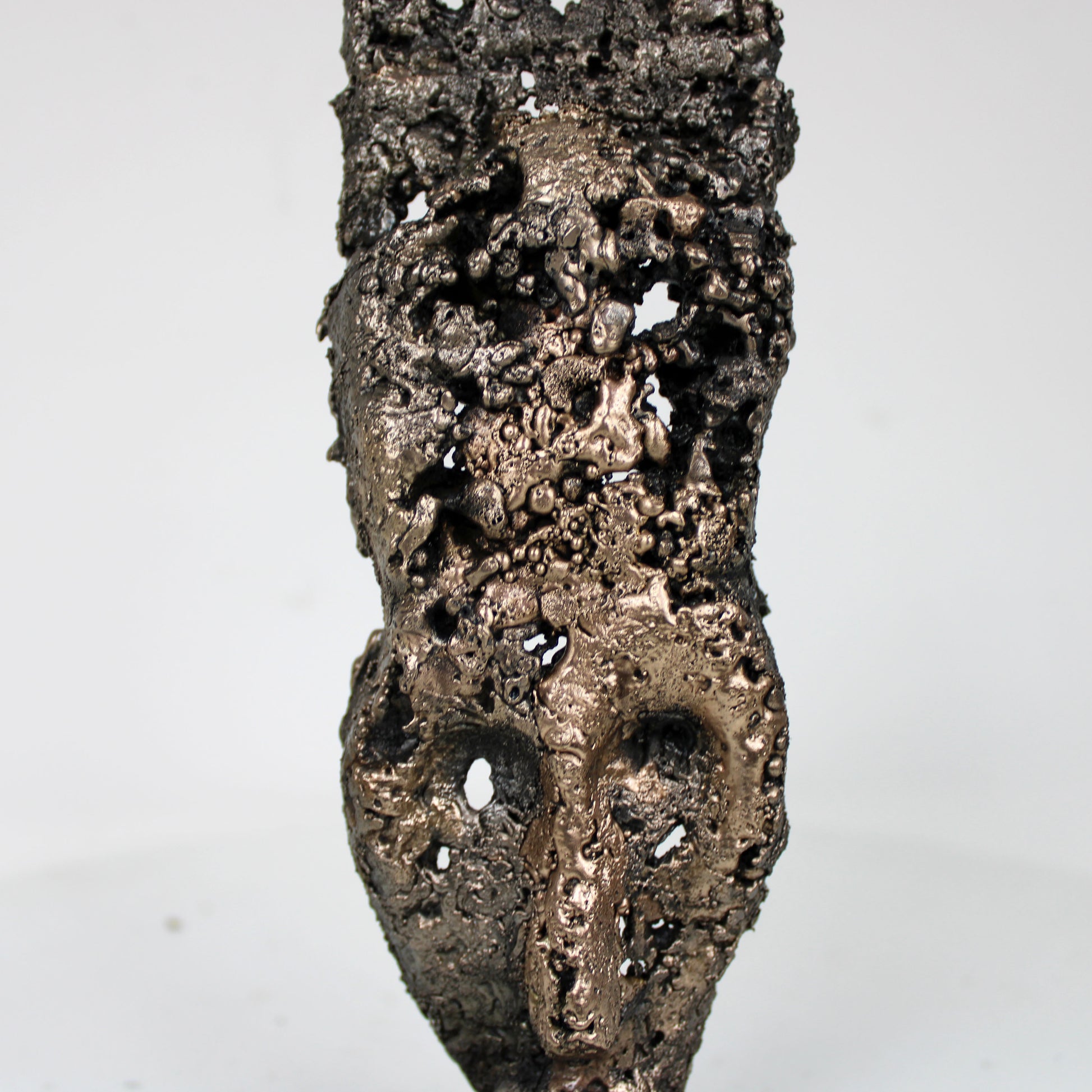 masque africain contemporain ouvert sculpture métal - détail