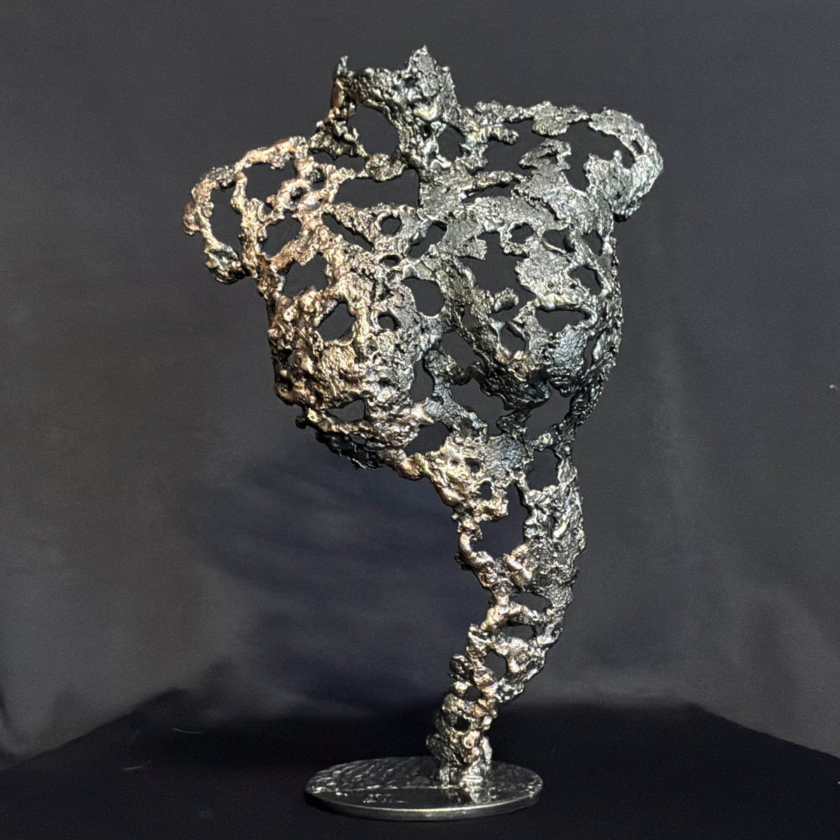 Les Traces du Temps, sculpture féminine en dentelle de métal vue de face, aux nuances sombres et bronze.