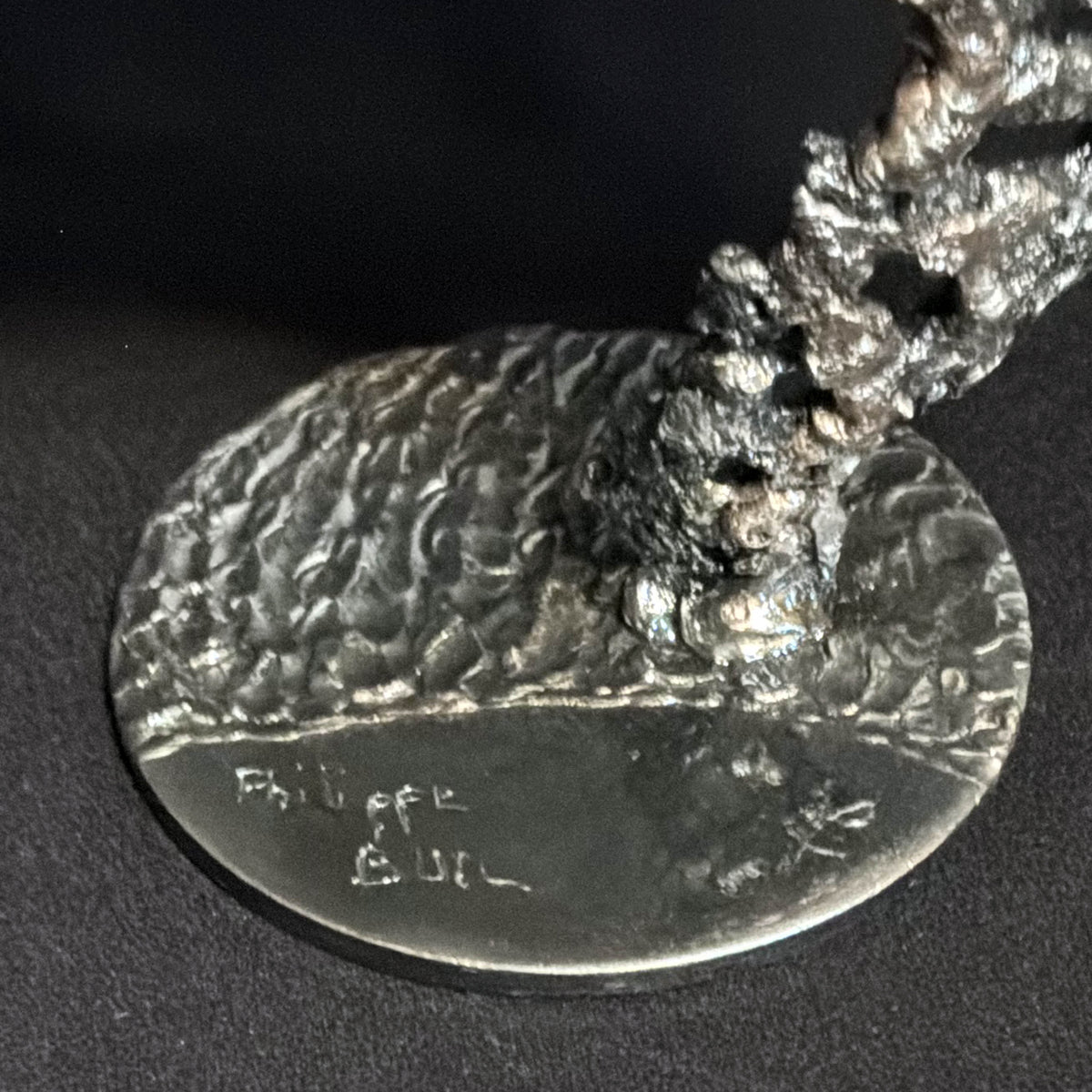 Socle de la sculpture Les Traces du Temps avec la signature de l'artiste, détail de finition de cette œuvre en dentelle de métal.