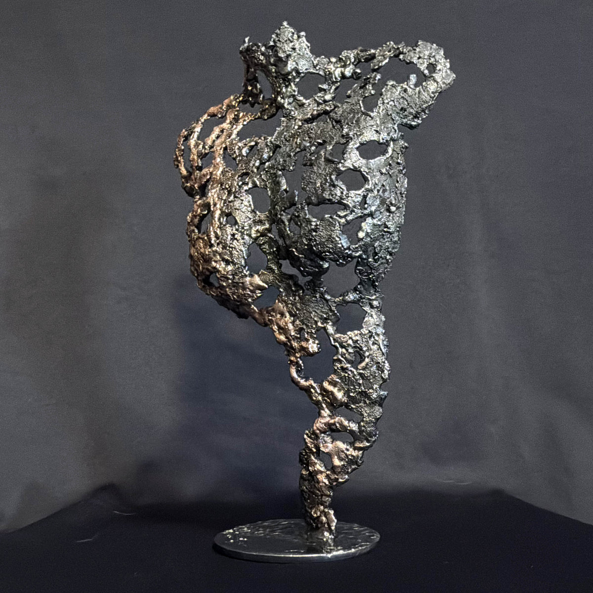 Profil droit de Les Traces du Temps, buste féminin en dentelle de métal aux reflets bronze et à la silhouette sculpturale.