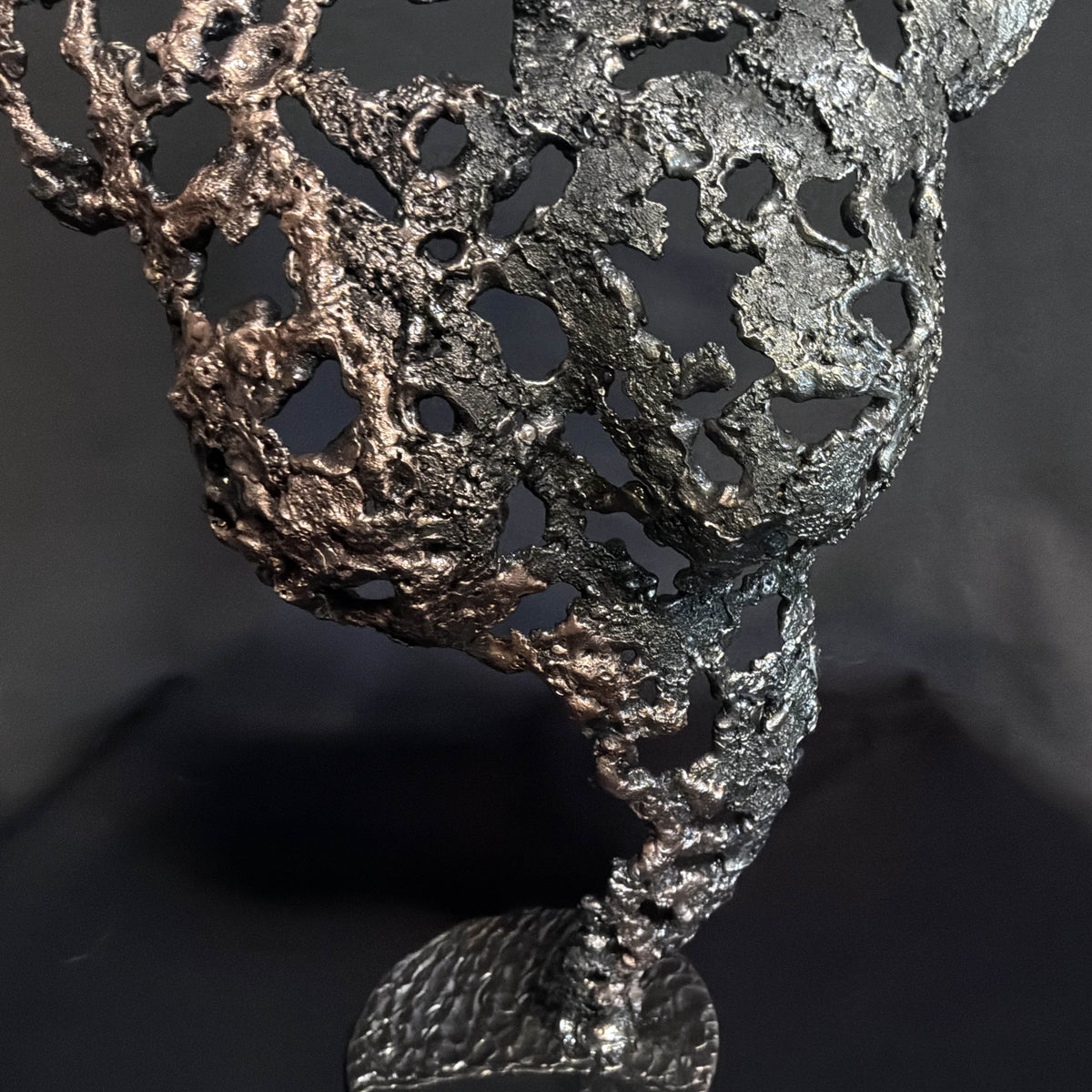 Détail de la sculpture Les Traces du Temps, montrant les ramifications et la texture de la matière.