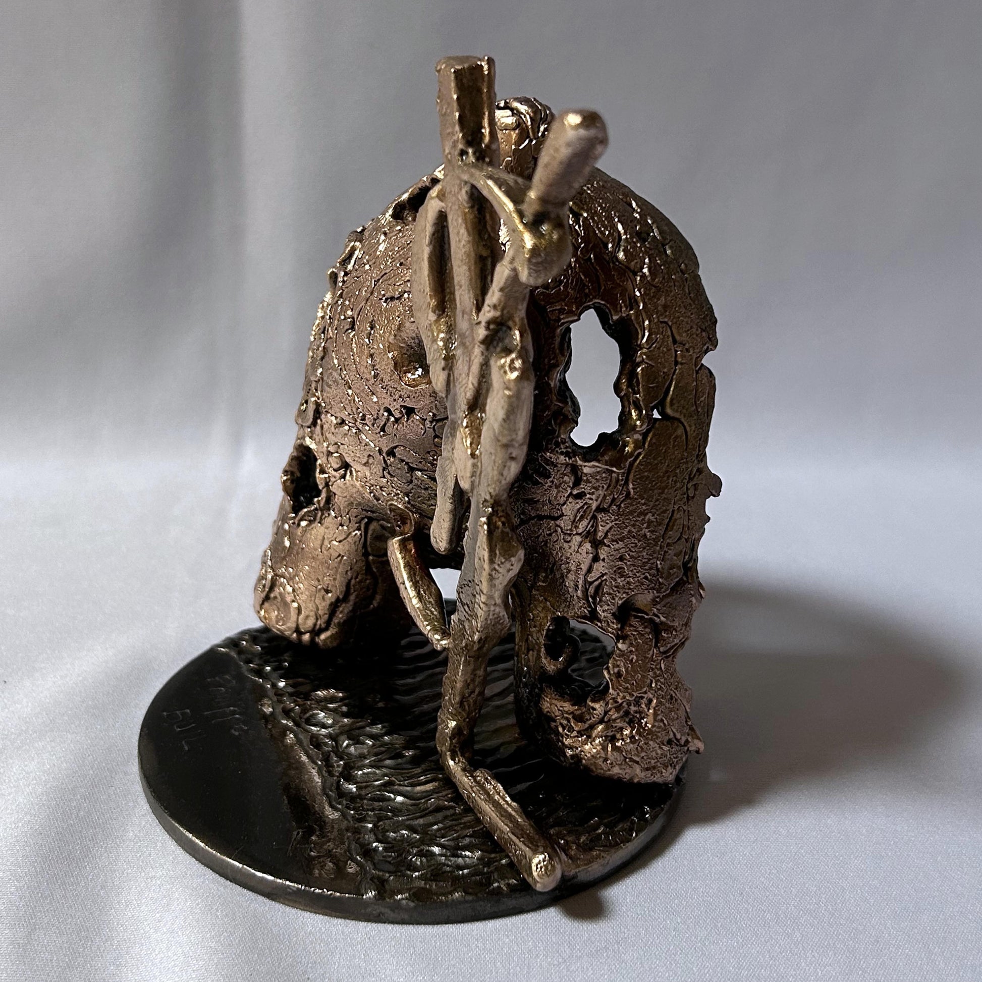 Sculpture de Philippe Buil représentant une silhouette canine stylisée orné du logo emblématique YSL en dentelle de bronze.