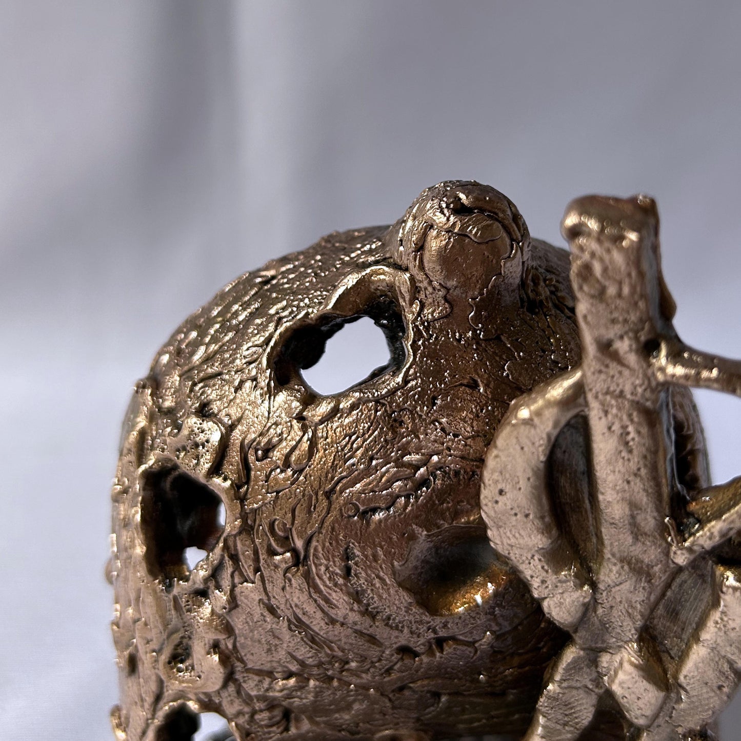 Sculpture de Philippe Buil représentant une silhouette canine stylisée orné du logo emblématique YSL en dentelle de bronze.