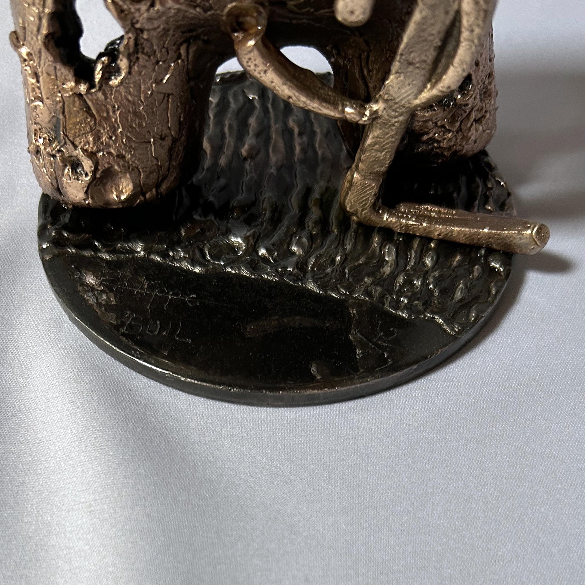 Sculpture de Philippe Buil représentant une silhouette canine stylisée orné du logo emblématique YSL en dentelle de bronze.